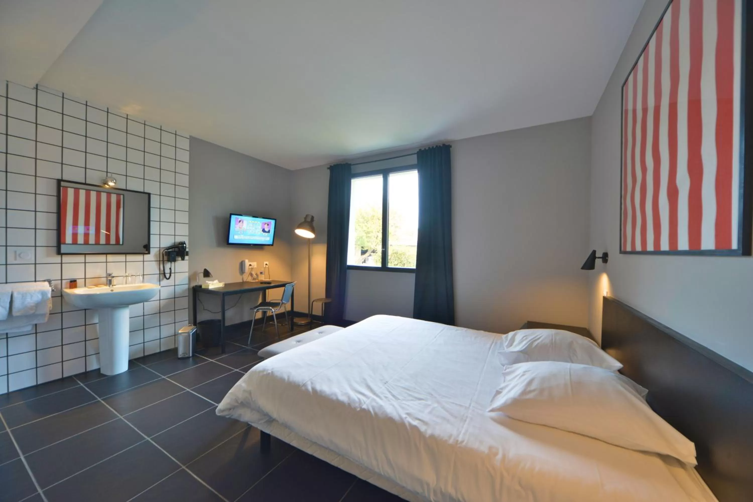 TV and multimedia, Bed in Logis - Hotel Restaurant La Mire