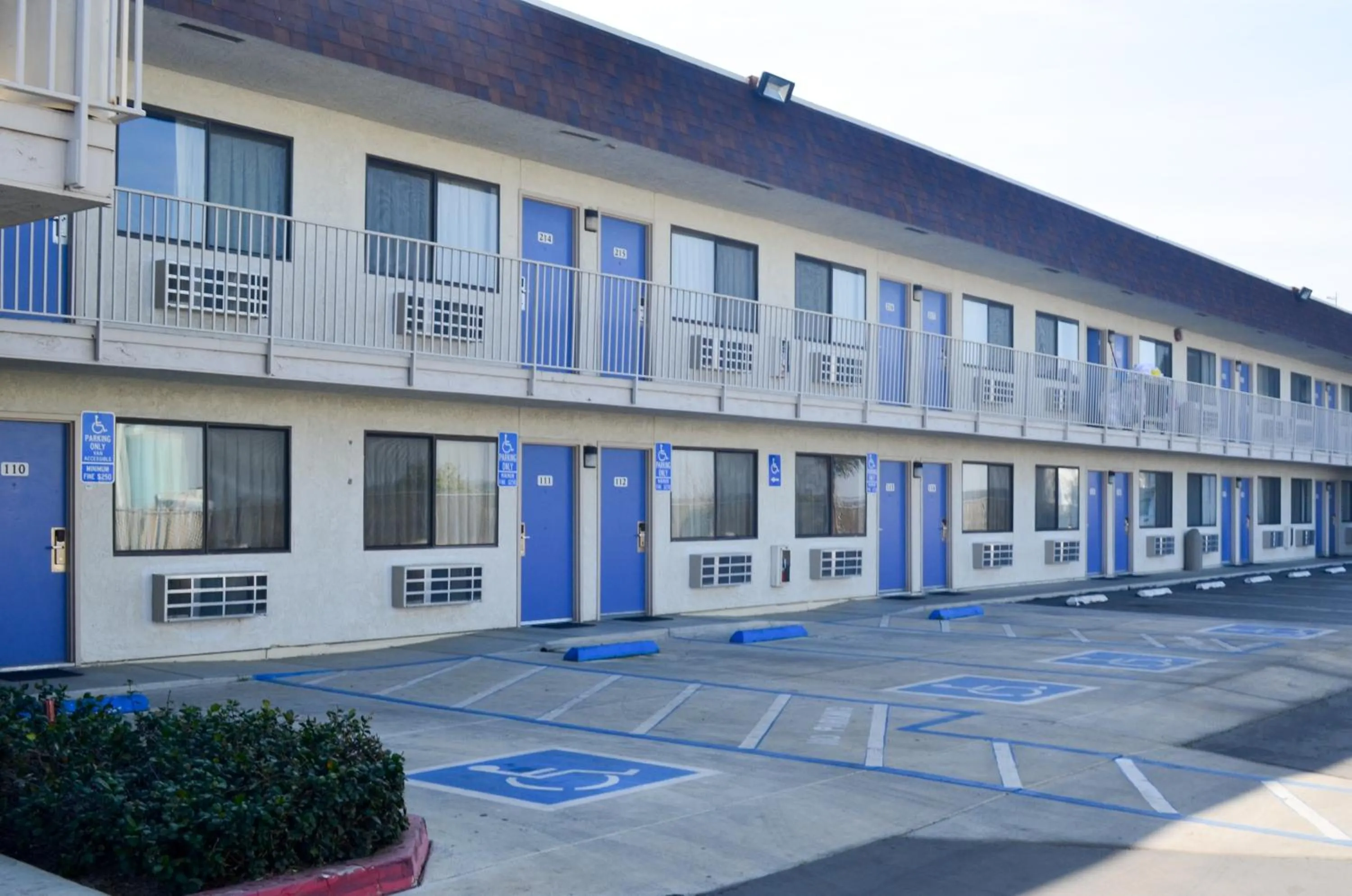 Property building in Motel 6 Lost Hills / Buttonwillow Racetrack