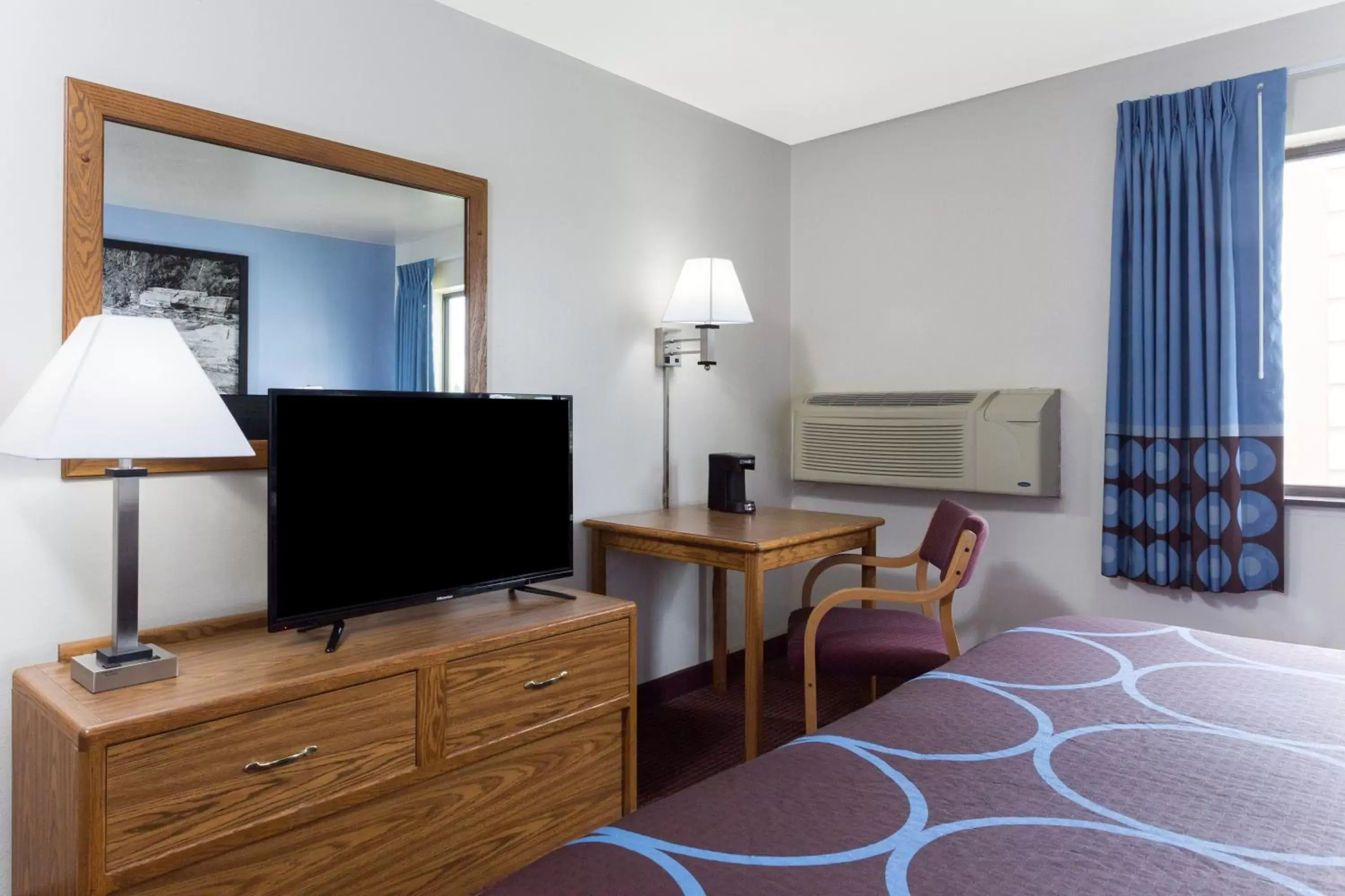 TV and multimedia, Seating Area in Super 8 by Wyndham Wisconsin Dells