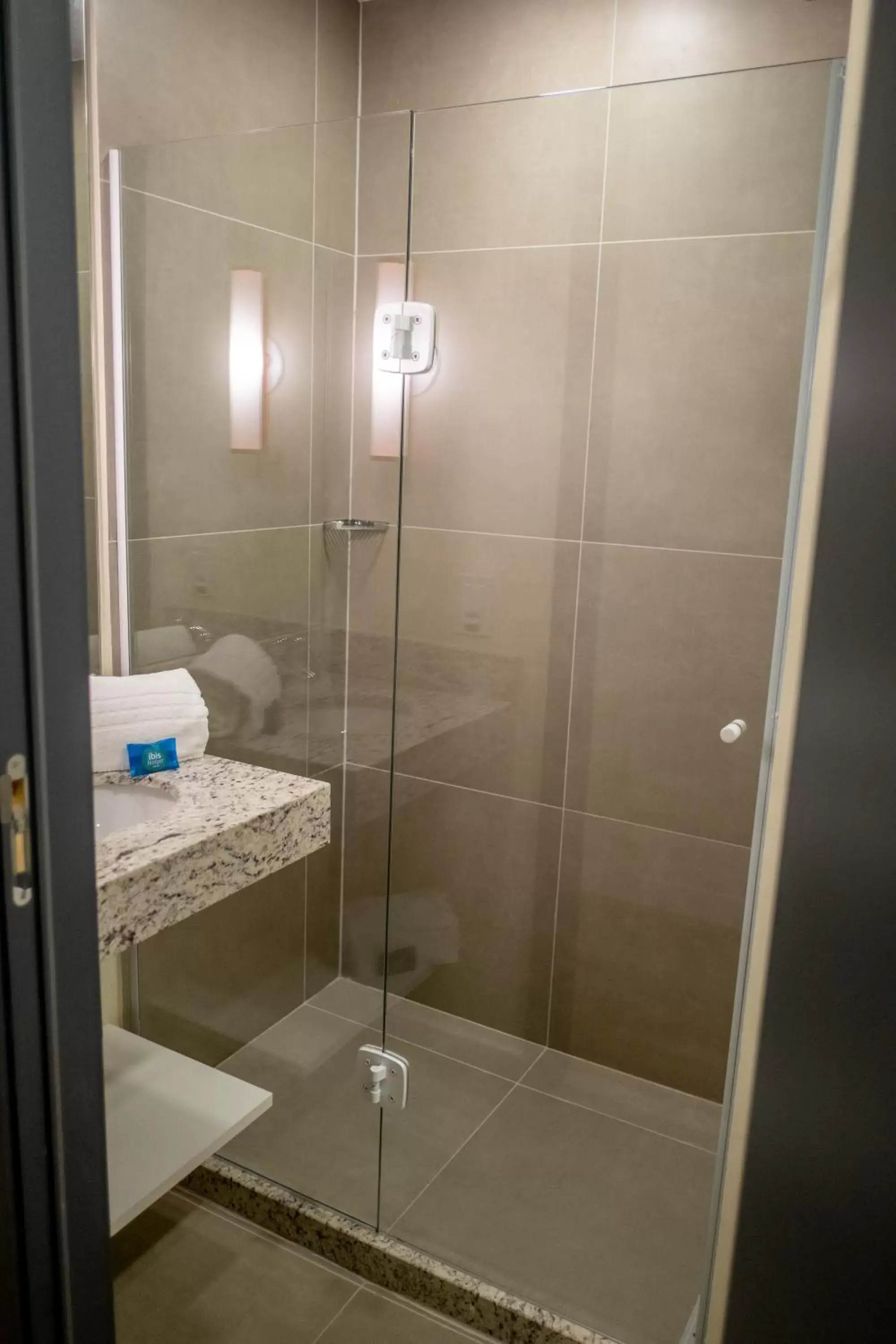 Bathroom in ibis budget Leme SP