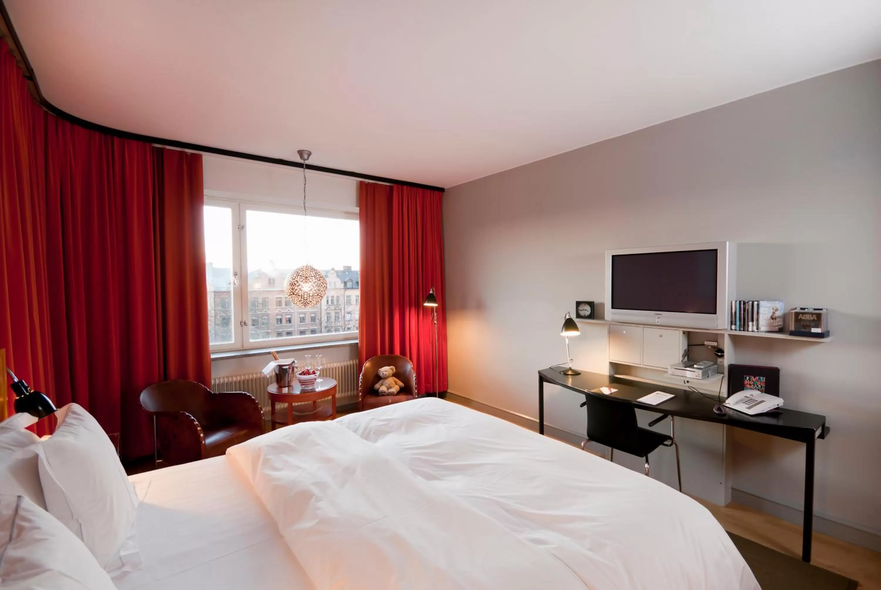 TV and multimedia, Bed in Hotel Rival