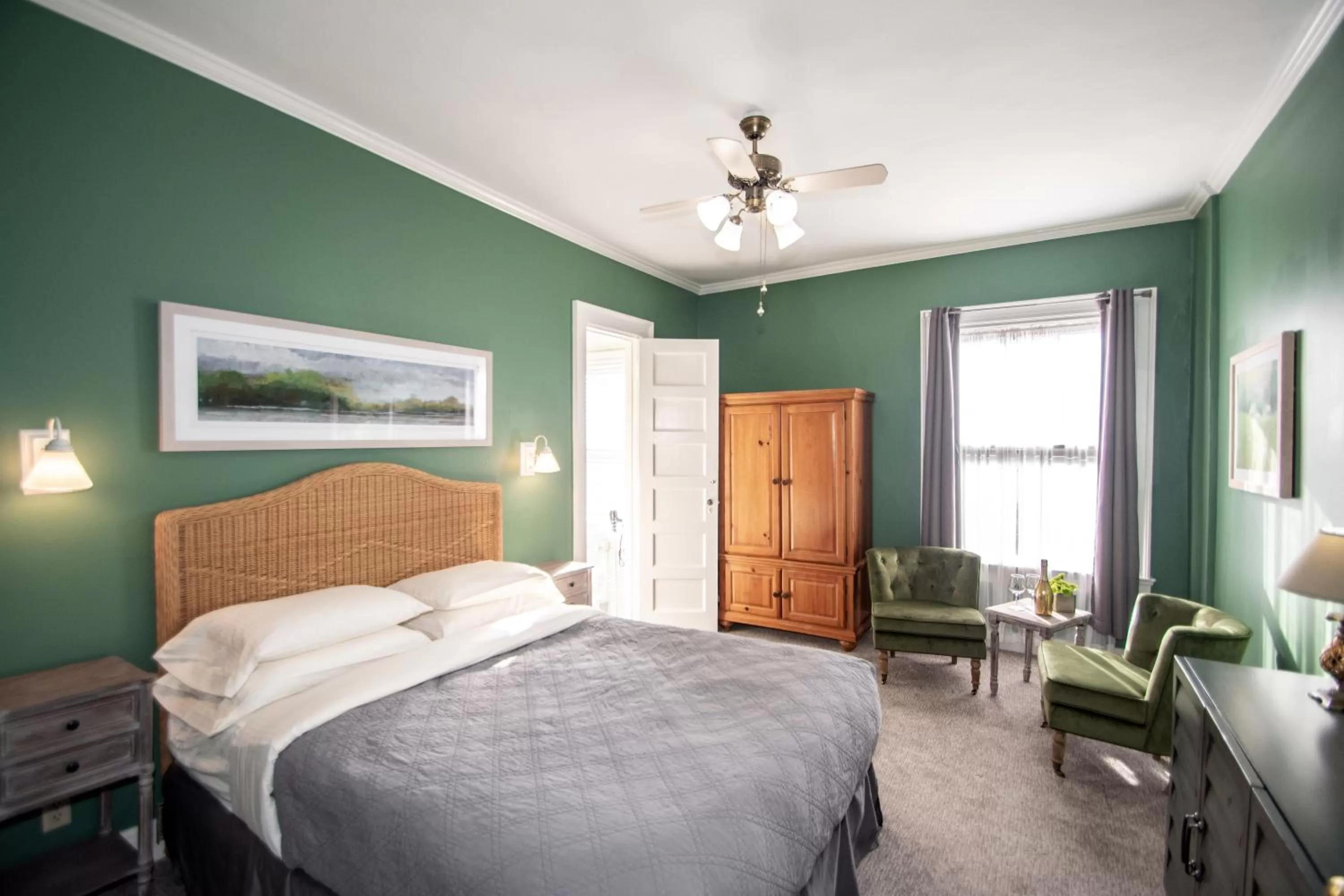 Photo of the whole room in Looking Glass Inn