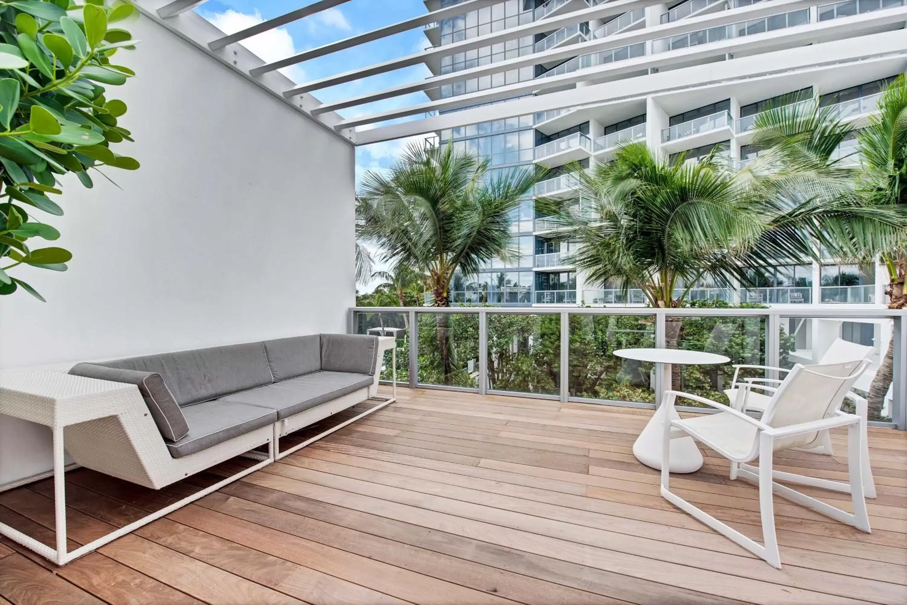 Swimming pool, Balcony/Terrace in W South Beach