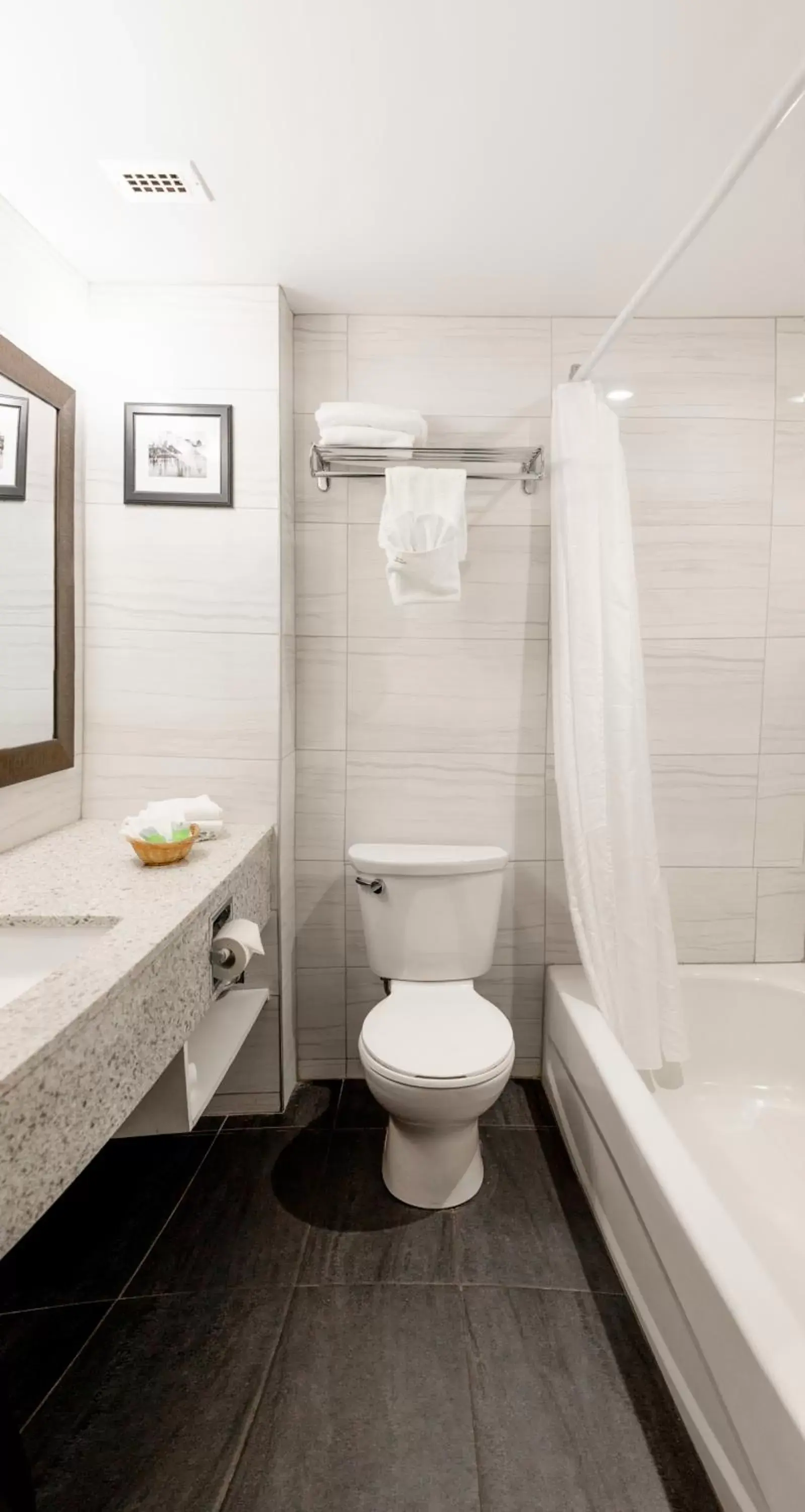 Shower, Bathroom in Auberge Royal Versailles