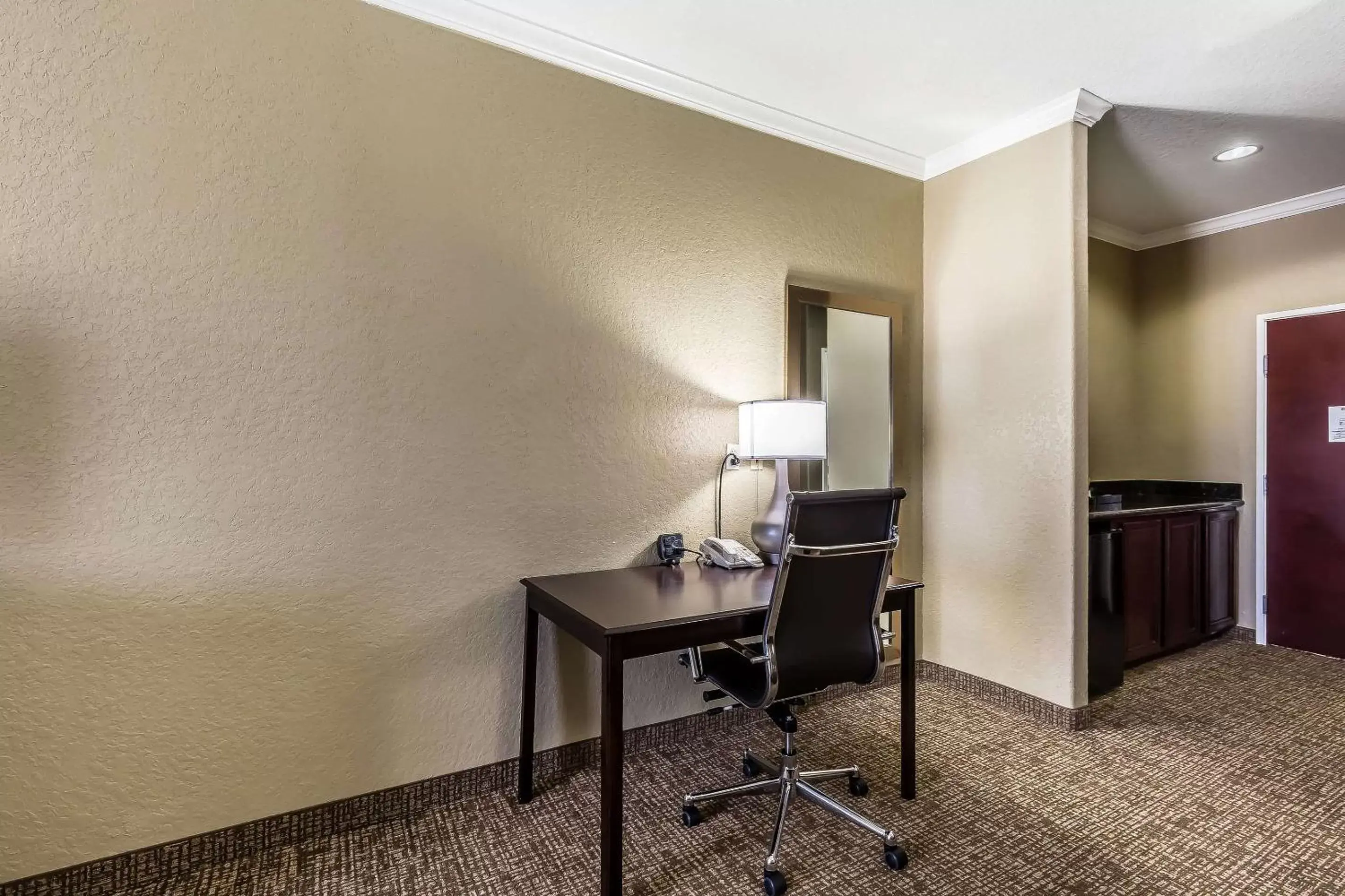 Photo of the whole room, TV/Entertainment Center in Comfort Suites Houston IAH Airport - Beltway 8