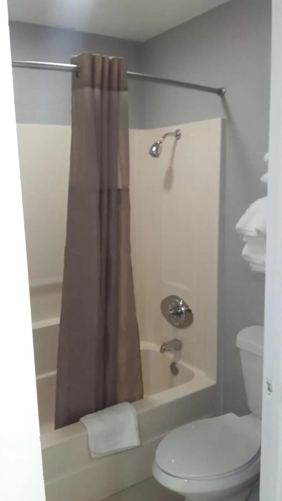 Shower in Paris Inn and Suites