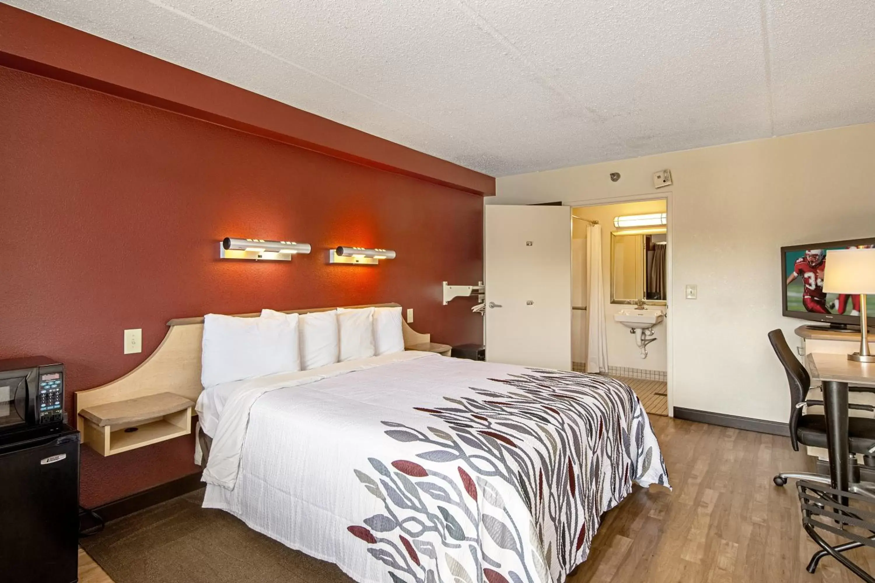 Bedroom in Red Roof Inn Charleston West - Hurricane, WV