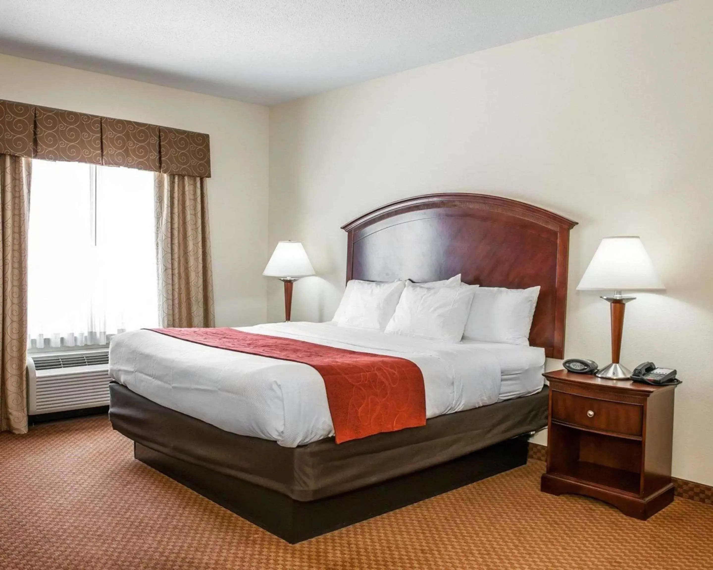Photo of the whole room, Bed in Comfort Suites near Indianapolis Airport