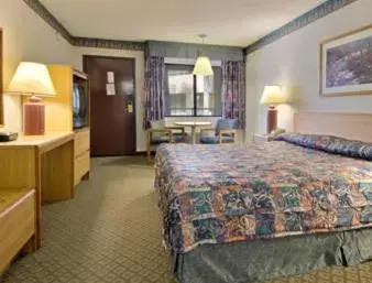 King Room - Non-Smoking in Travelodge by Wyndham Commerce Los Angeles Area