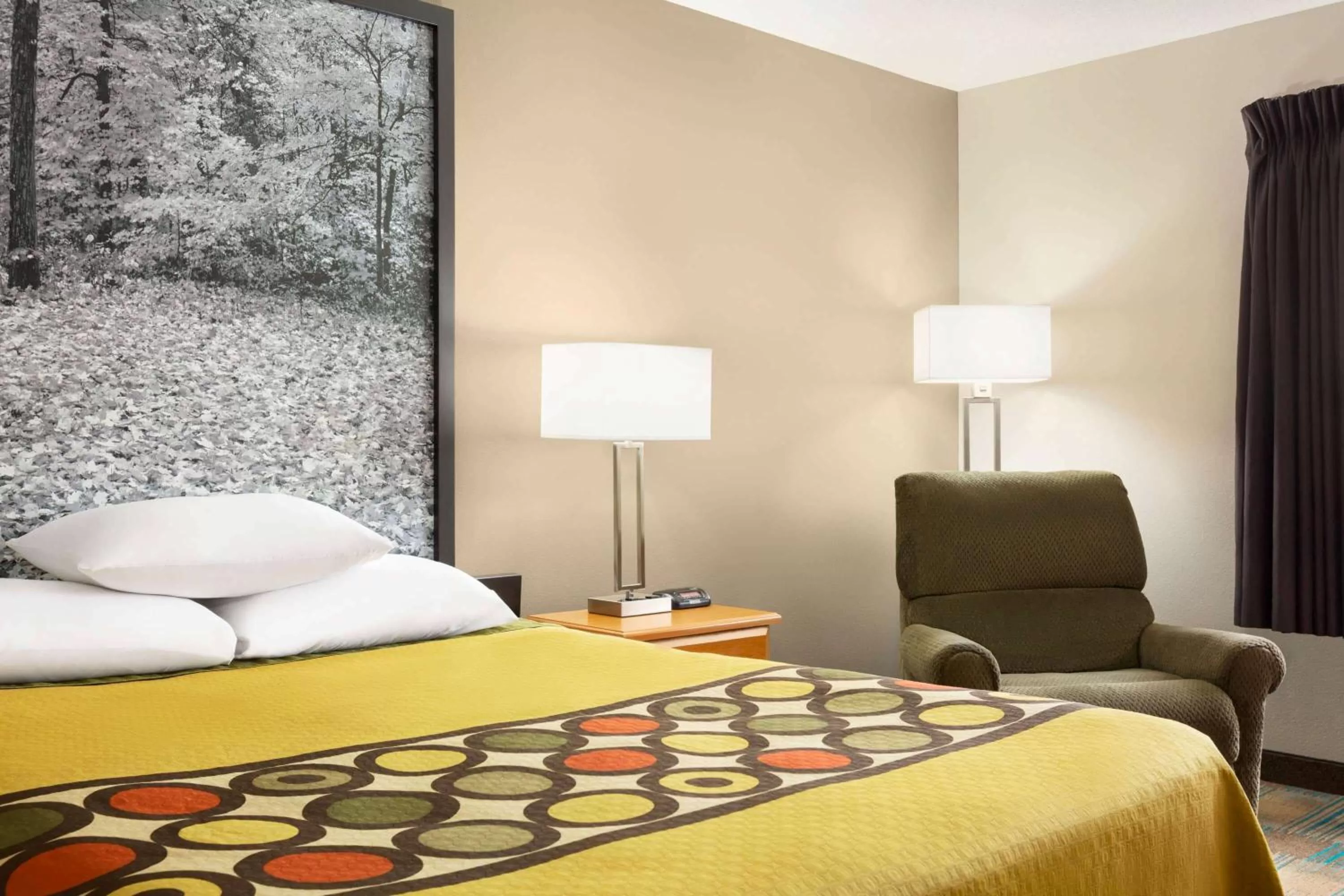 Photo of the whole room, Bed in Super 8 by Wyndham Hannibal