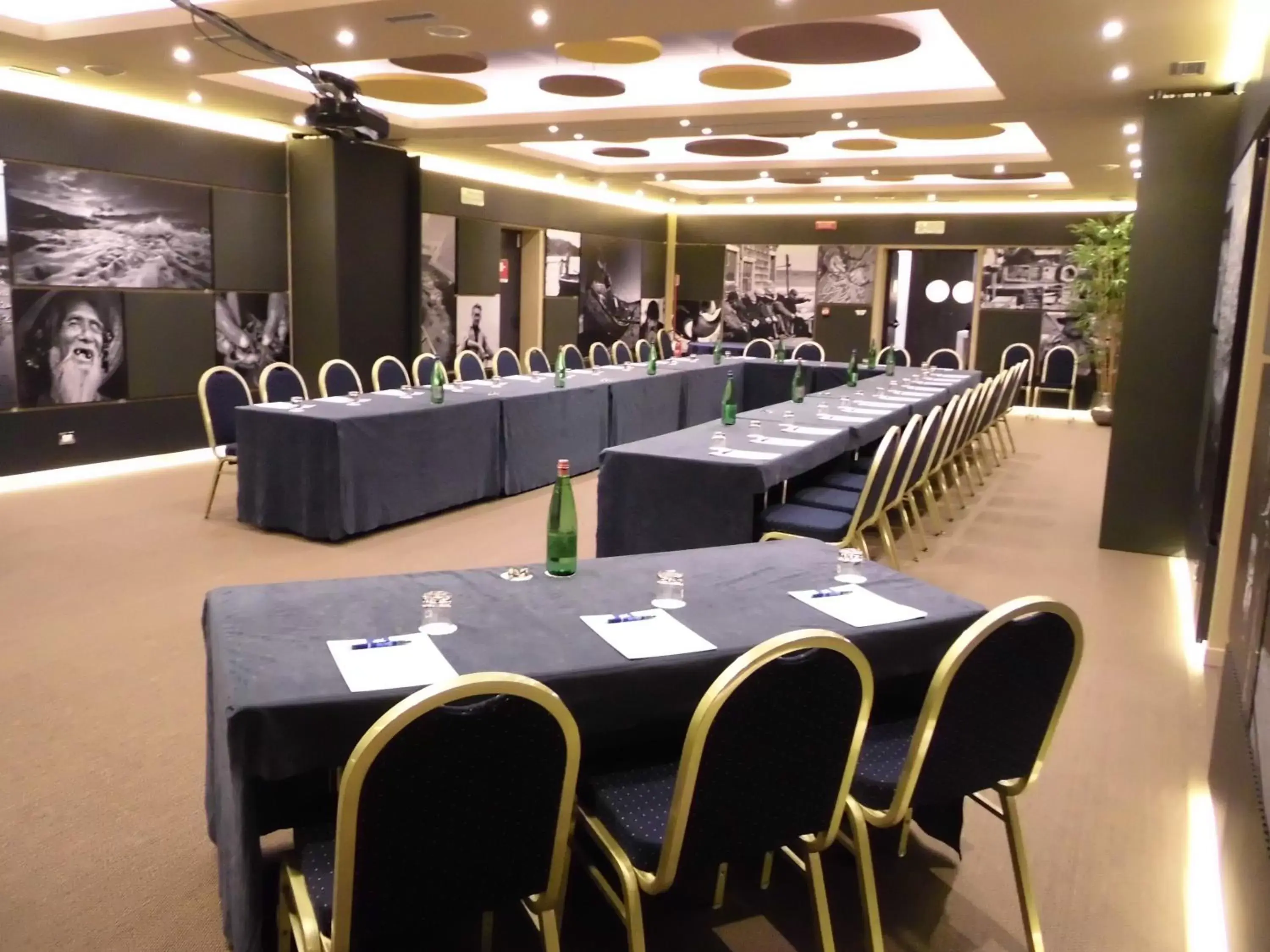 Business facilities, Restaurant/Places to Eat in Hotel Tiber