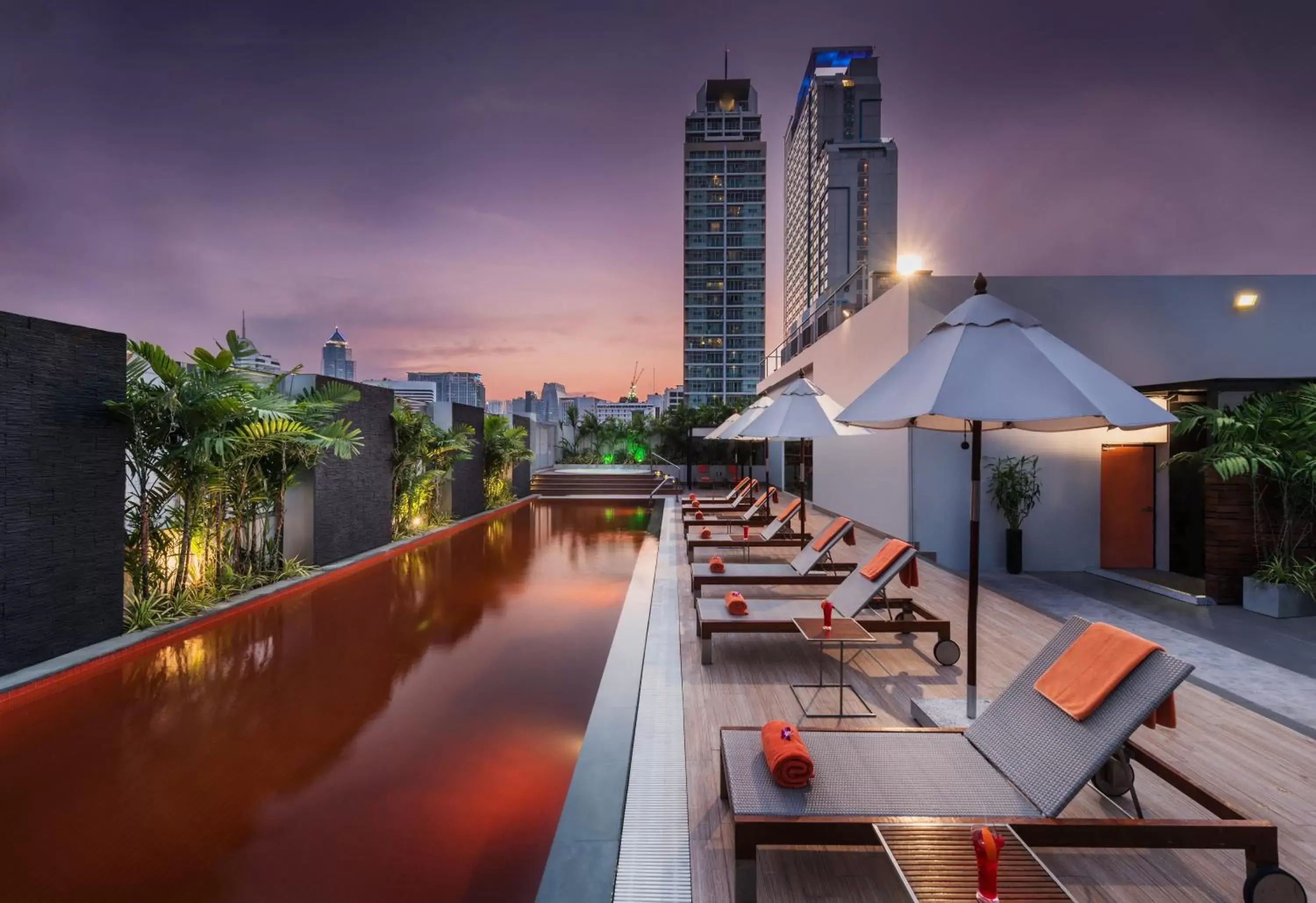 Swimming pool in Radisson Suites Bangkok Sukhumvit - SHA Extra Plus