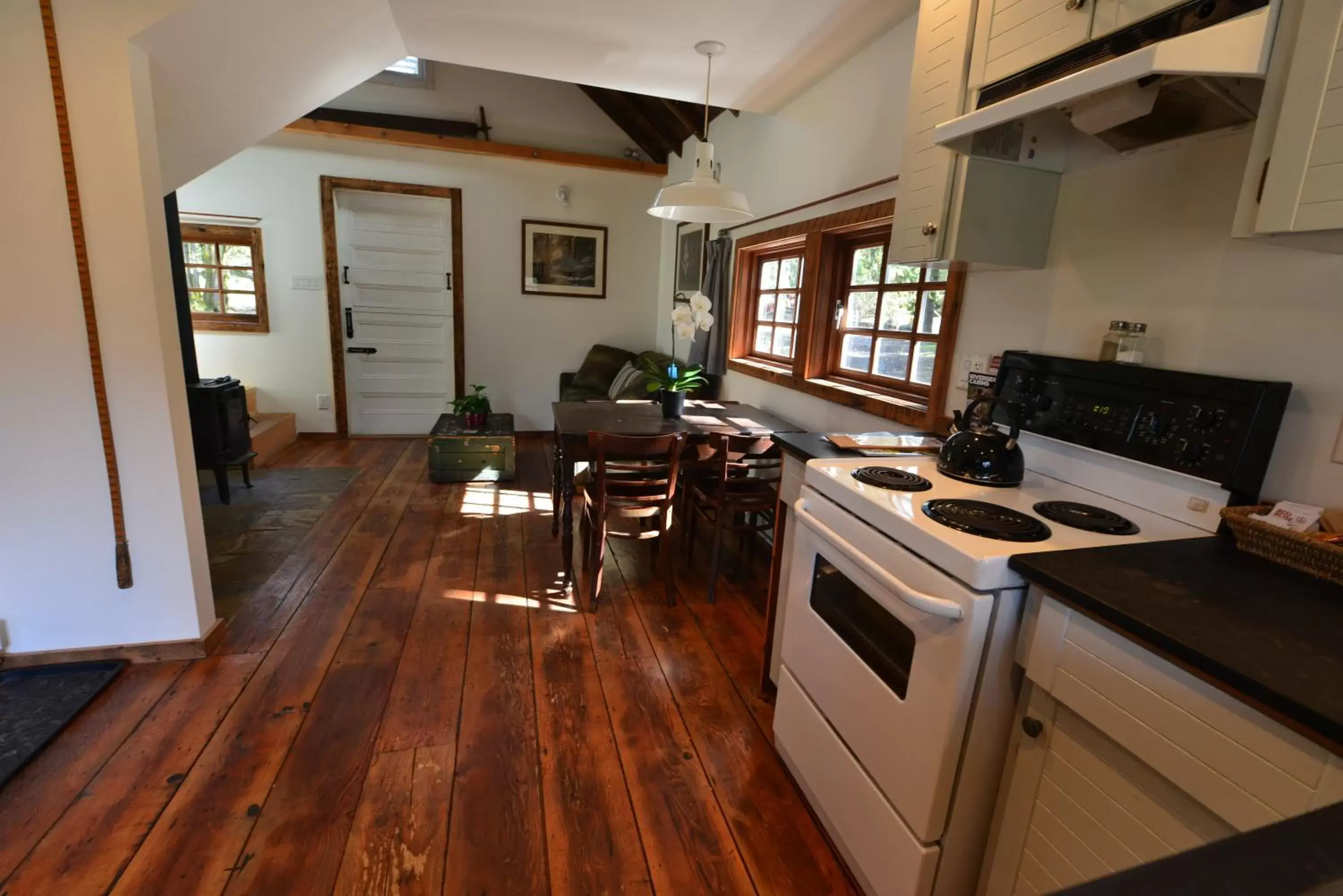 kitchen, Kitchen/Kitchenette in Sunwolf Riverside Cabins