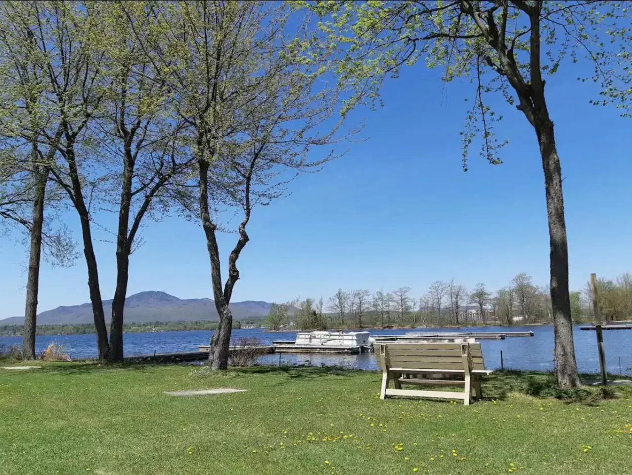 Garden in Magog Waterfront Studio 106