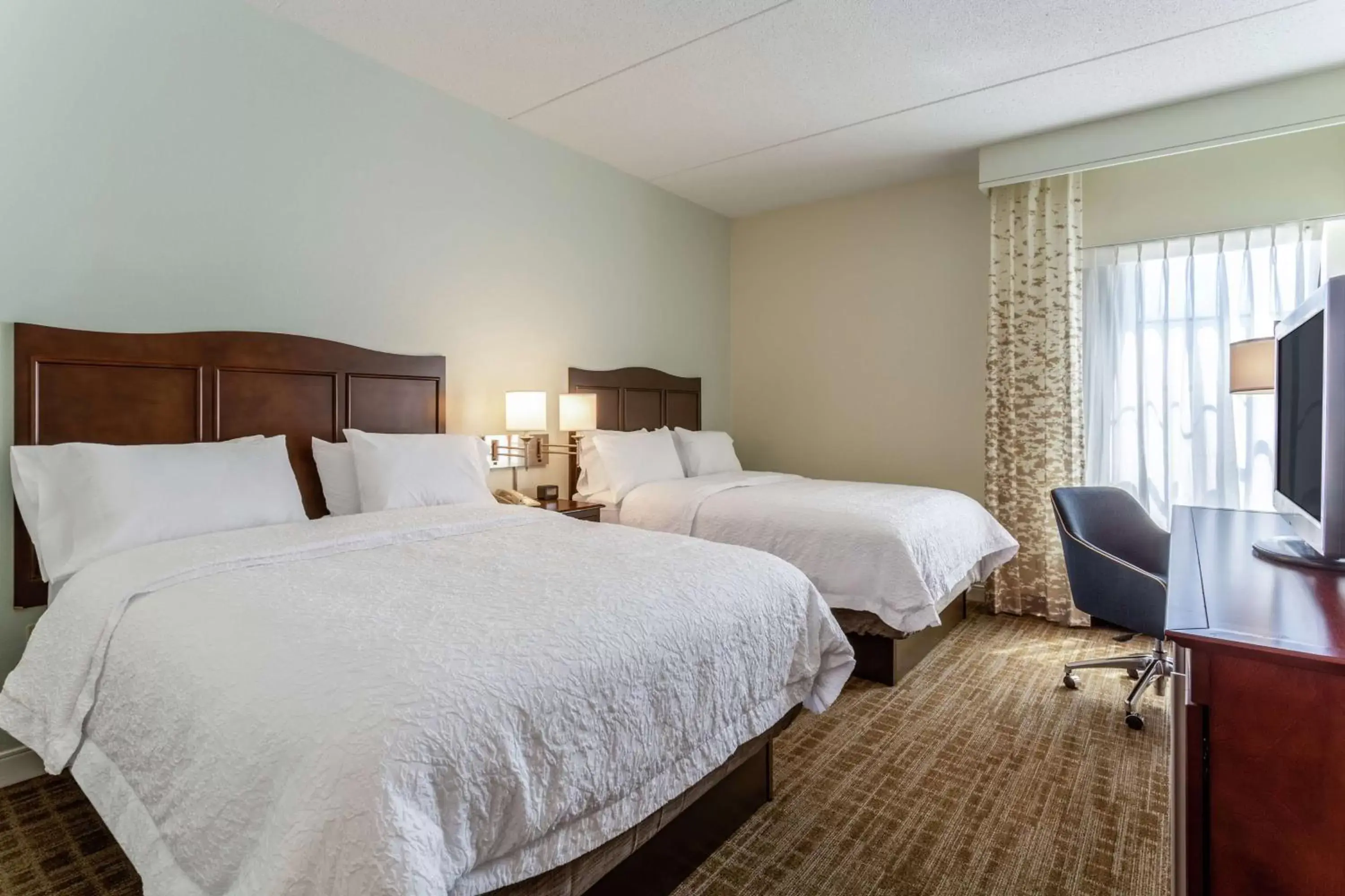 Bed in Hampton Inn Boston/Peabody