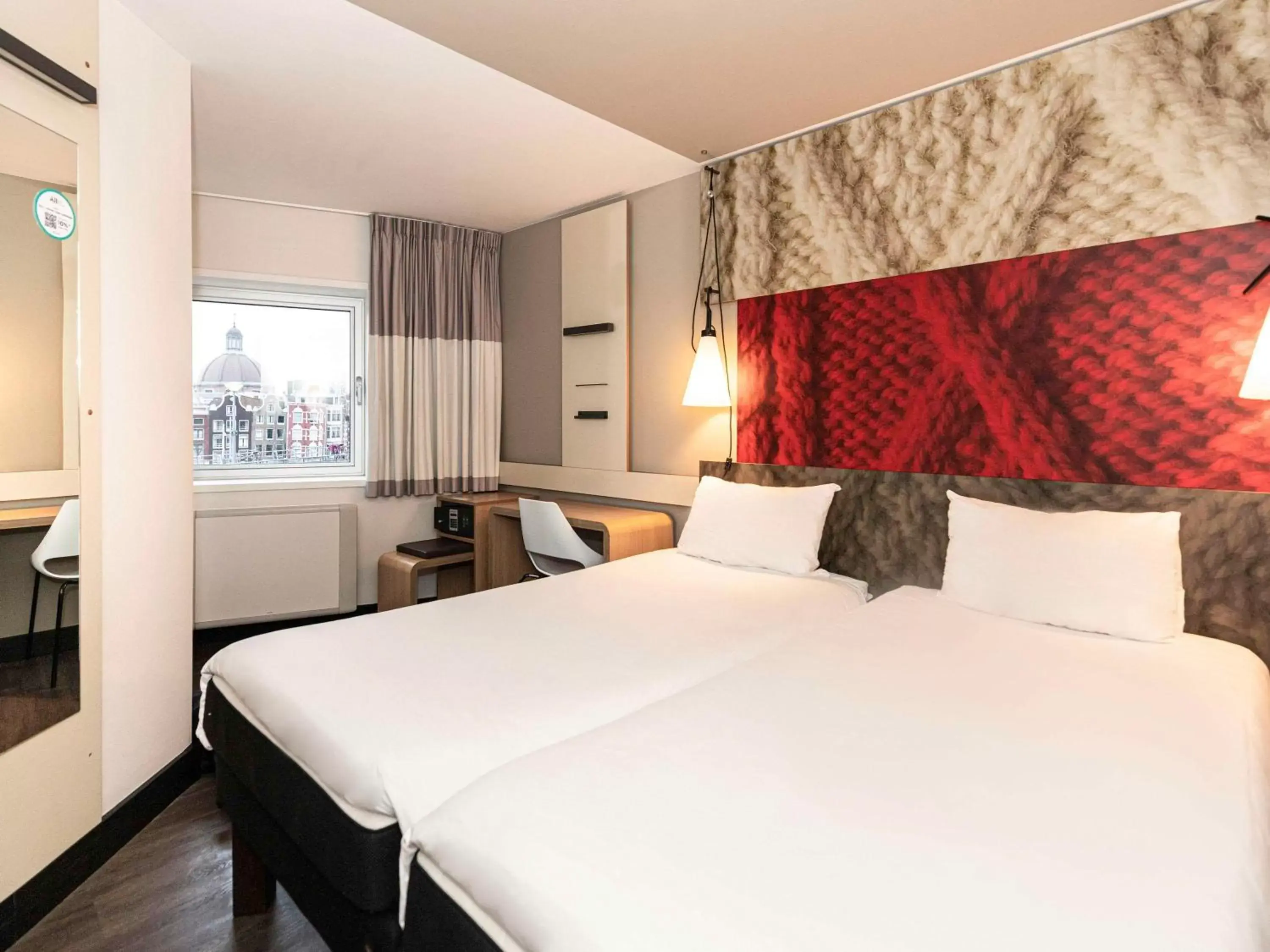 Bedroom, Bed in ibis Amsterdam Centre