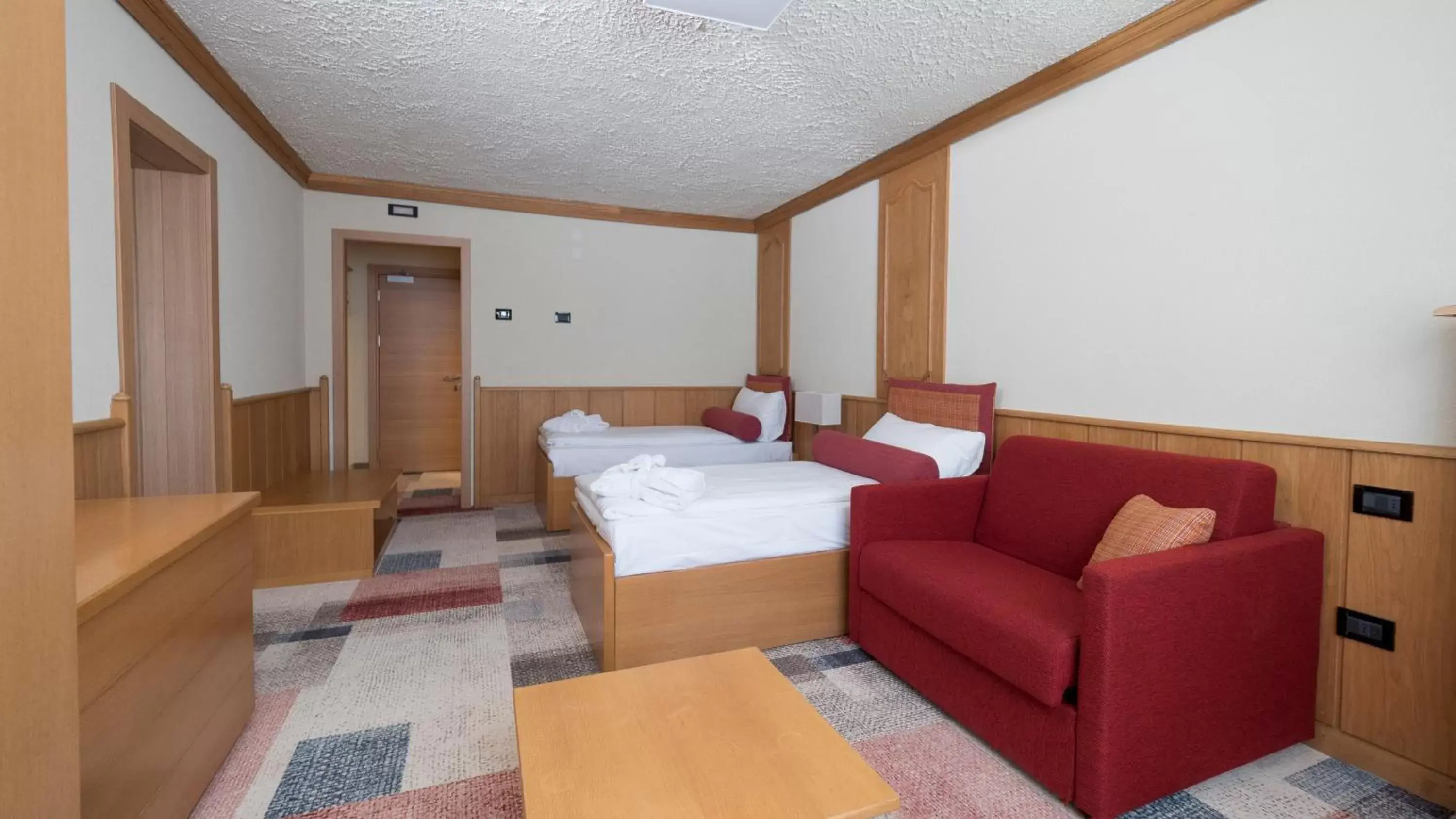 Bedroom, Seating Area in Hotel Intermonti