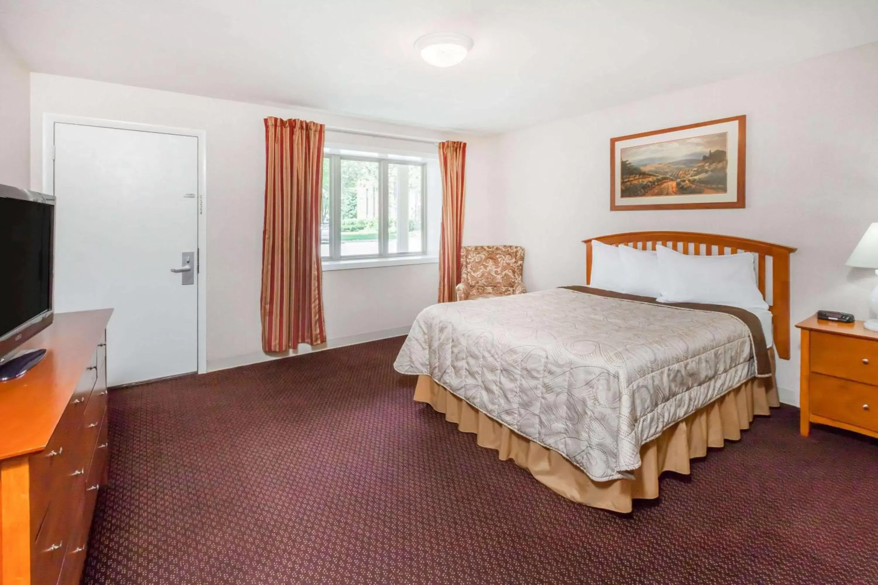 Photo of the whole room, Bed in Howard Johnson by Wyndham Traverse City