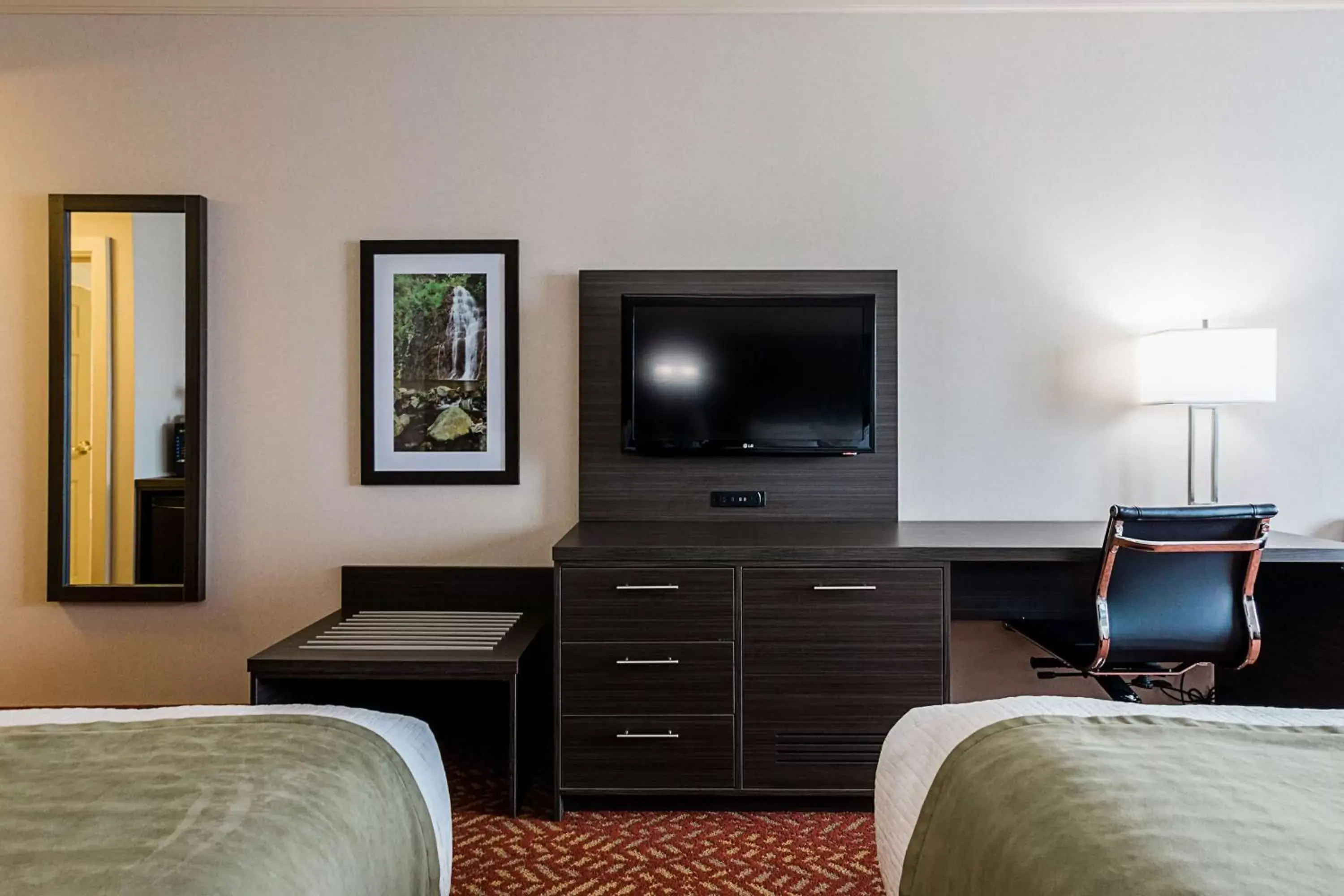 Photo of the whole room, TV/Entertainment Center in Best Western Inn On The Bay