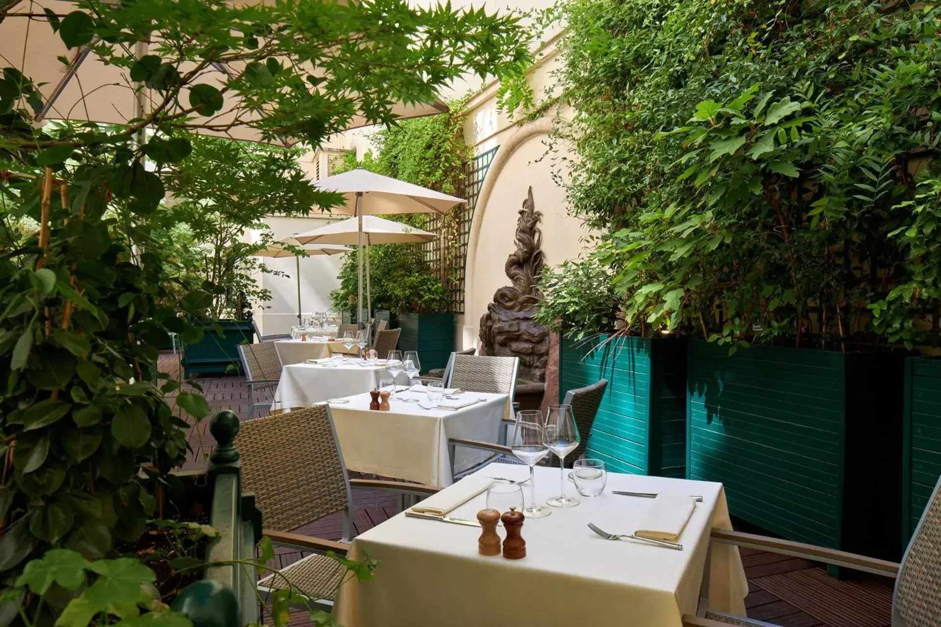 Patio, Restaurant/Places to Eat in Hôtel Regina Louvre