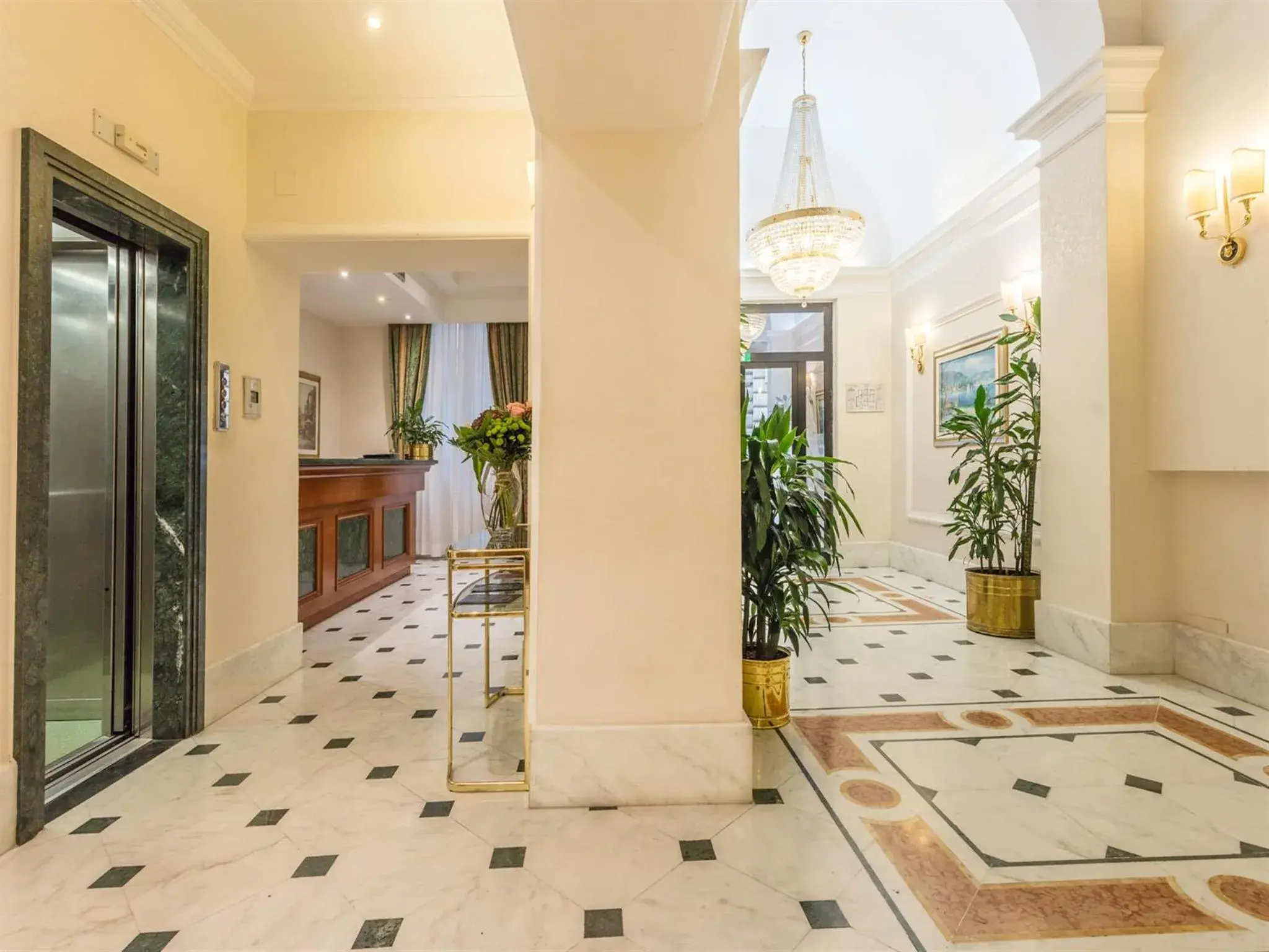 Lobby or reception in Raeli Hotel Floridia