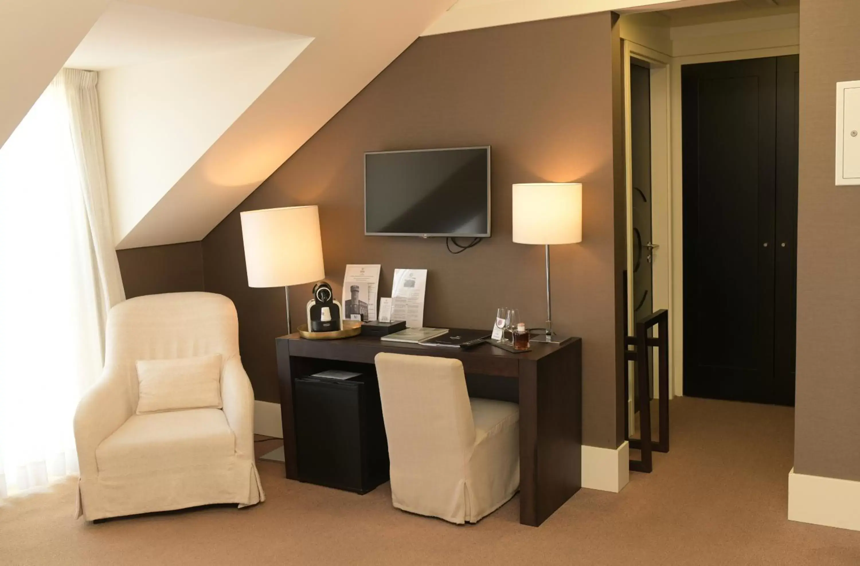 Bedroom, TV/Entertainment Center in Universal Boutique Hotel