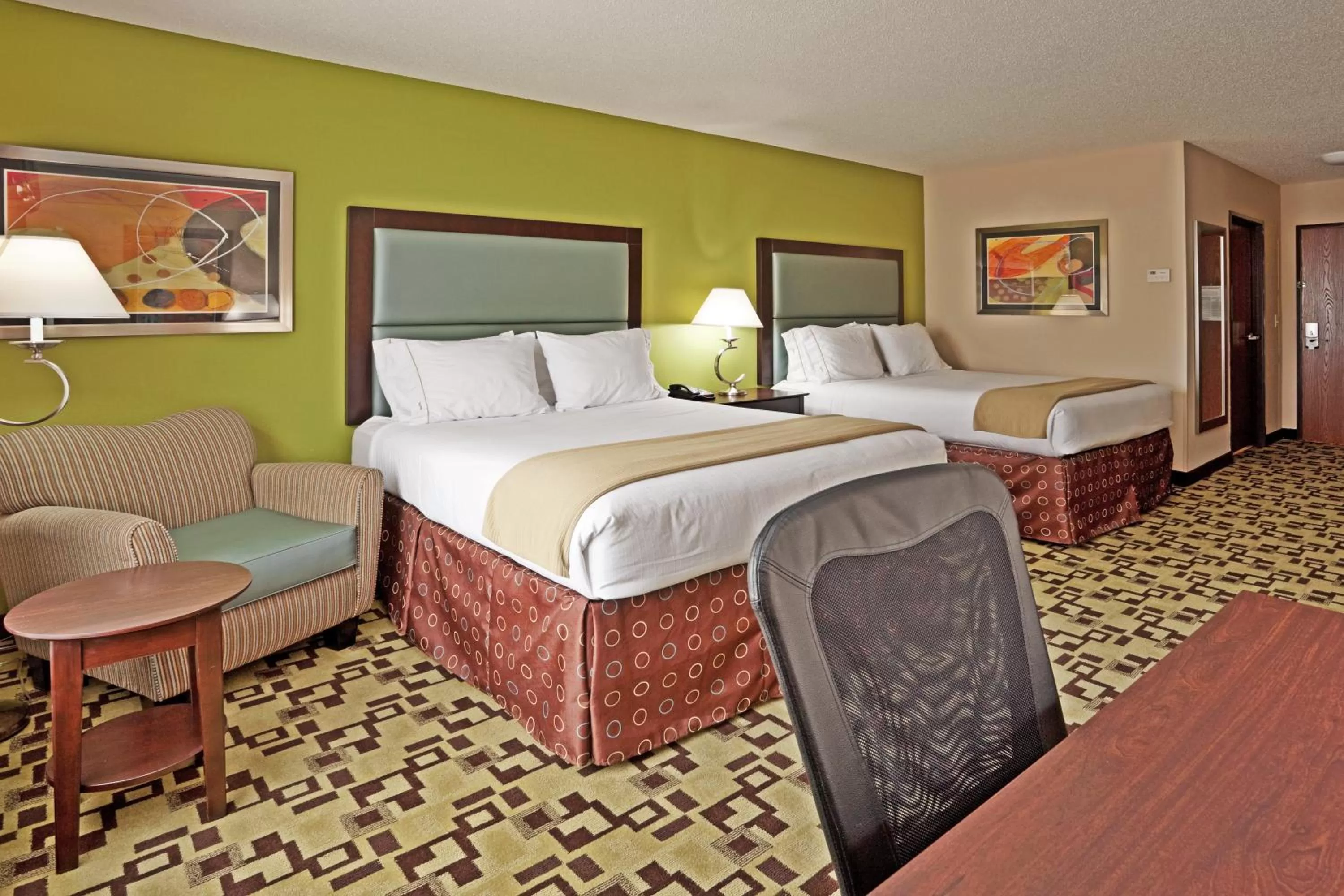 Photo of the whole room, Bed in Holiday Inn Express Troutville-Roanoke North by IHG