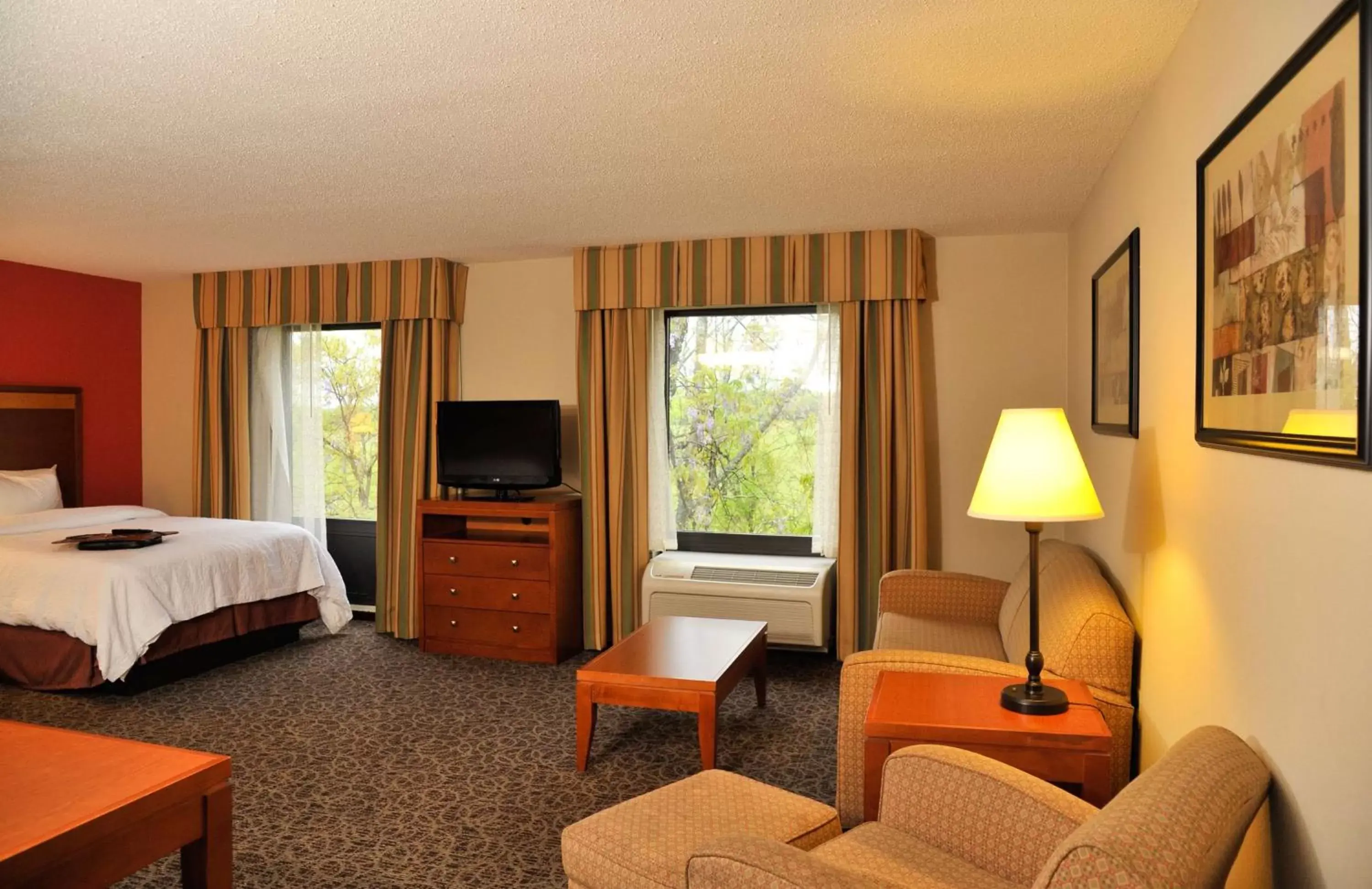 Bed, Seating Area in Hampton Inn Enterprise