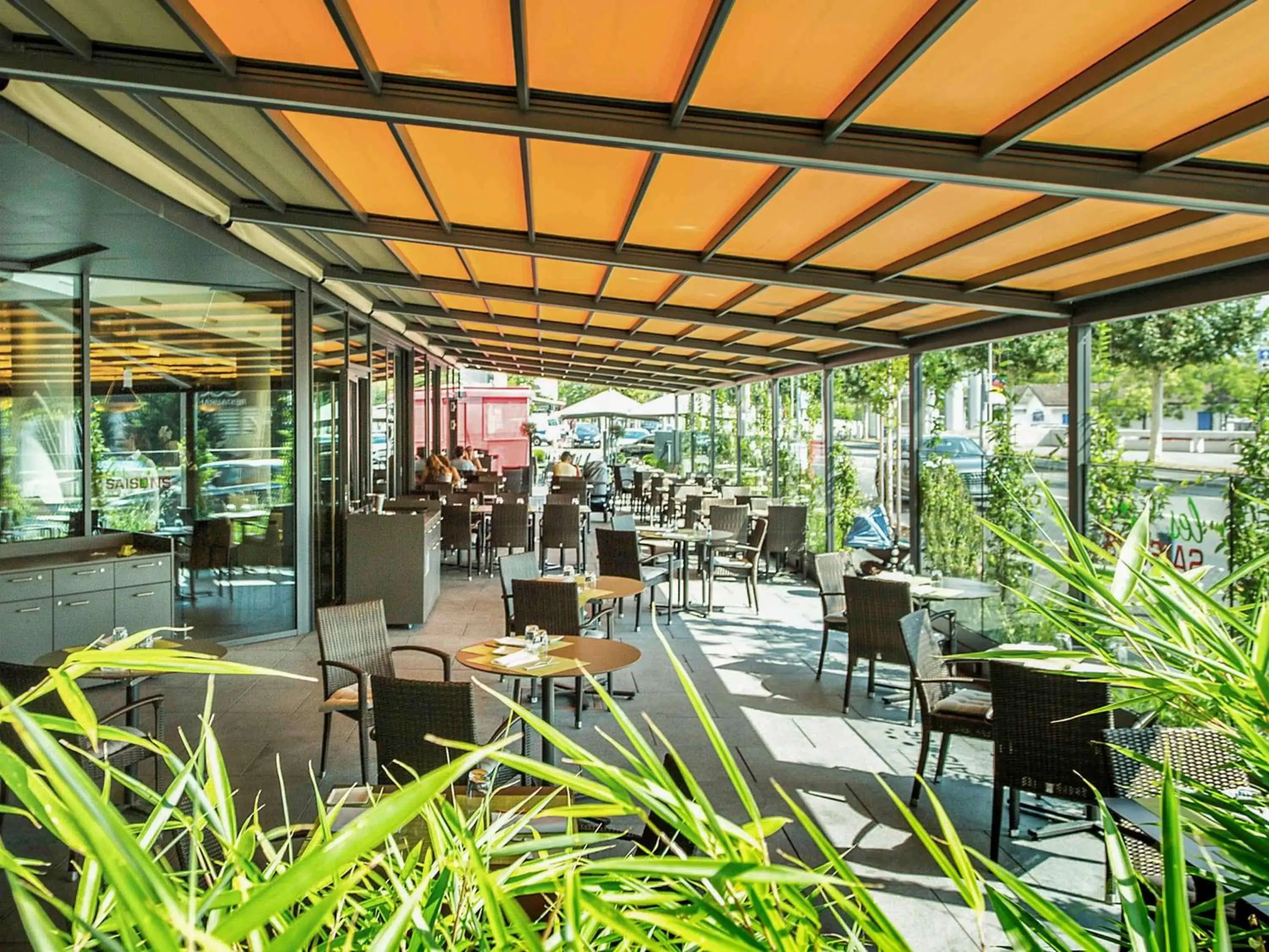 Lounge or bar, Restaurant/Places to Eat in Mövenpick Hotel Lausanne