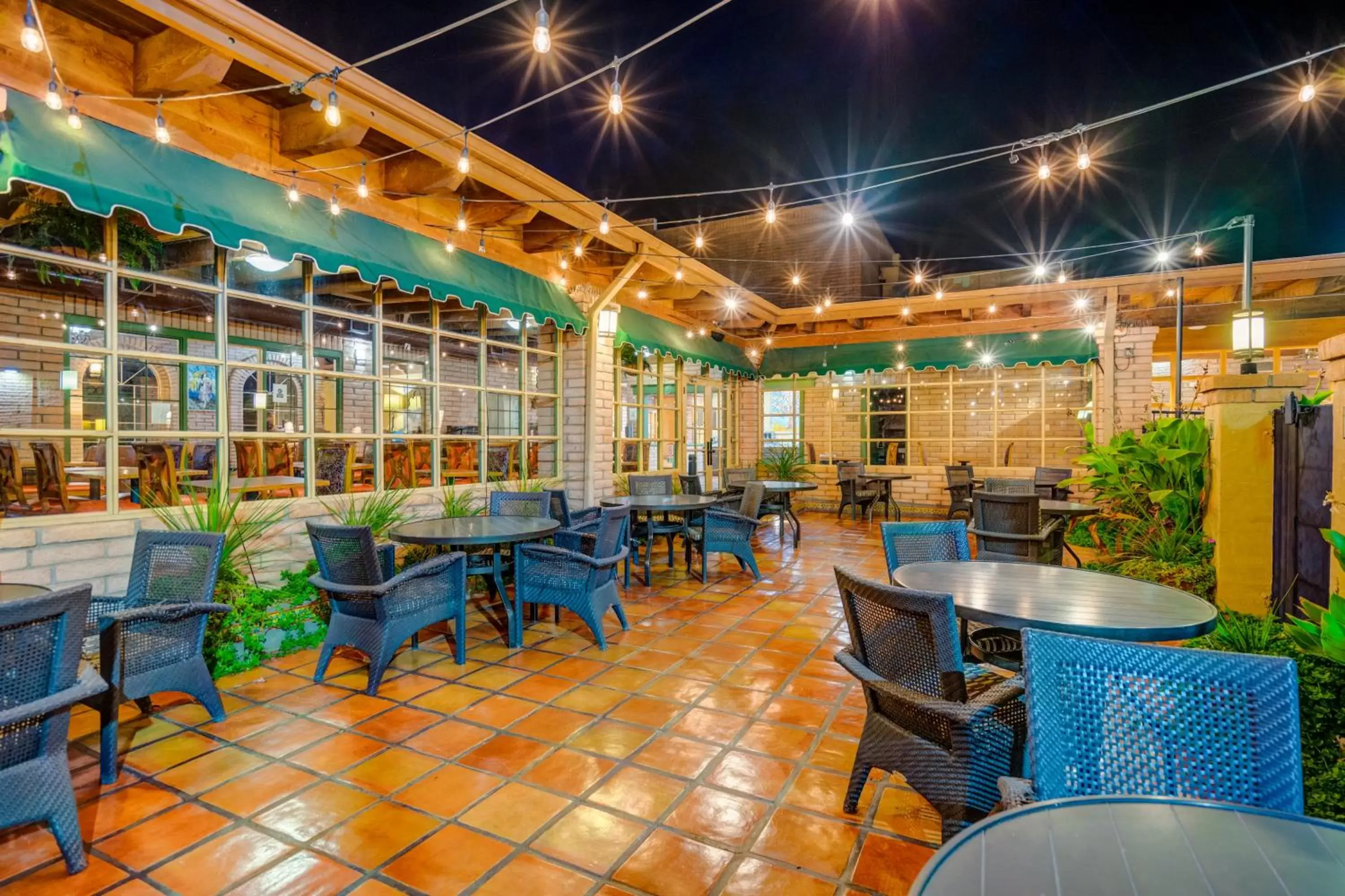 Patio, Restaurant/Places to Eat in Sierra Suites Boutique Hotel
