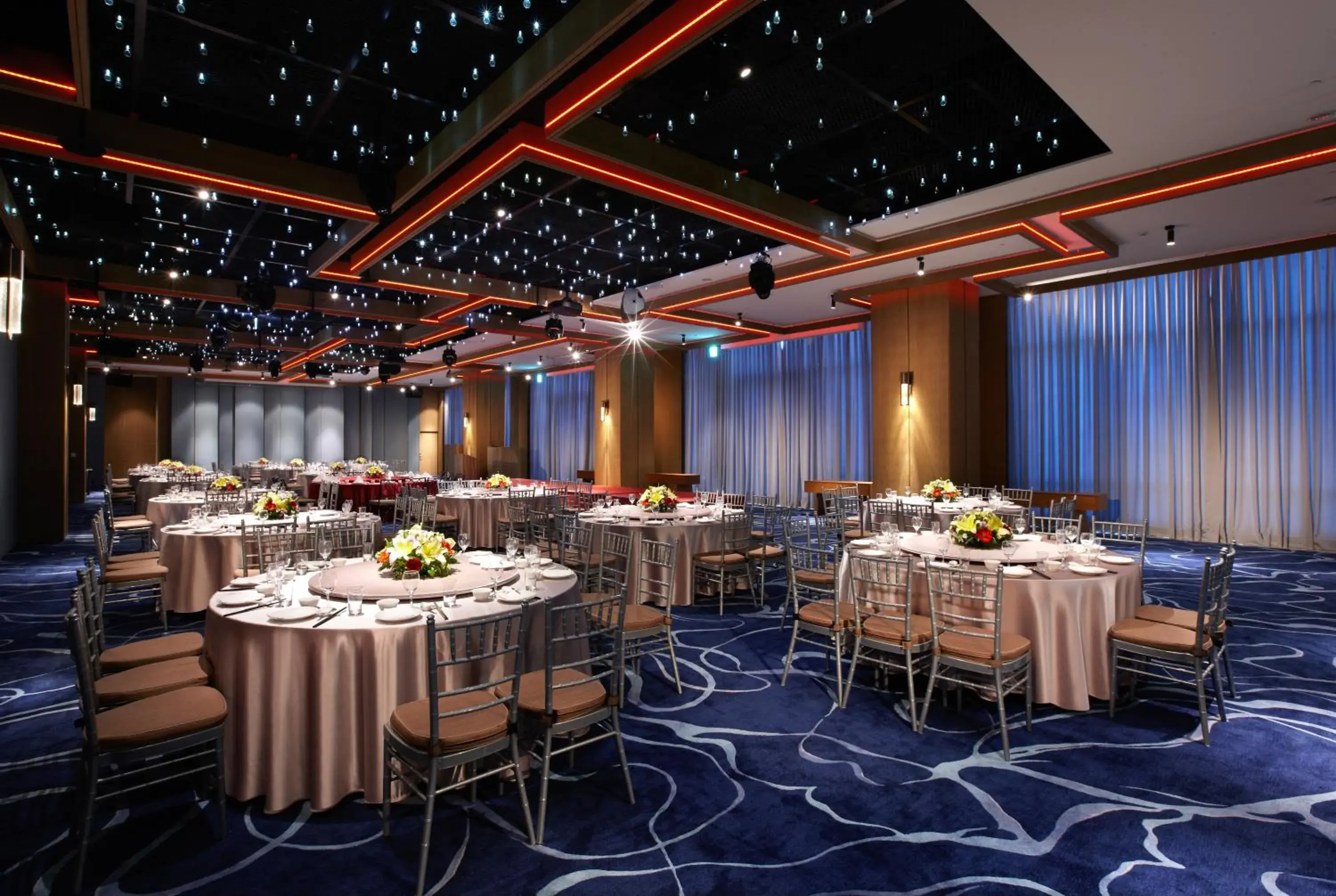 Restaurant/places to eat, Banquet Facilities in Discovery Hotel