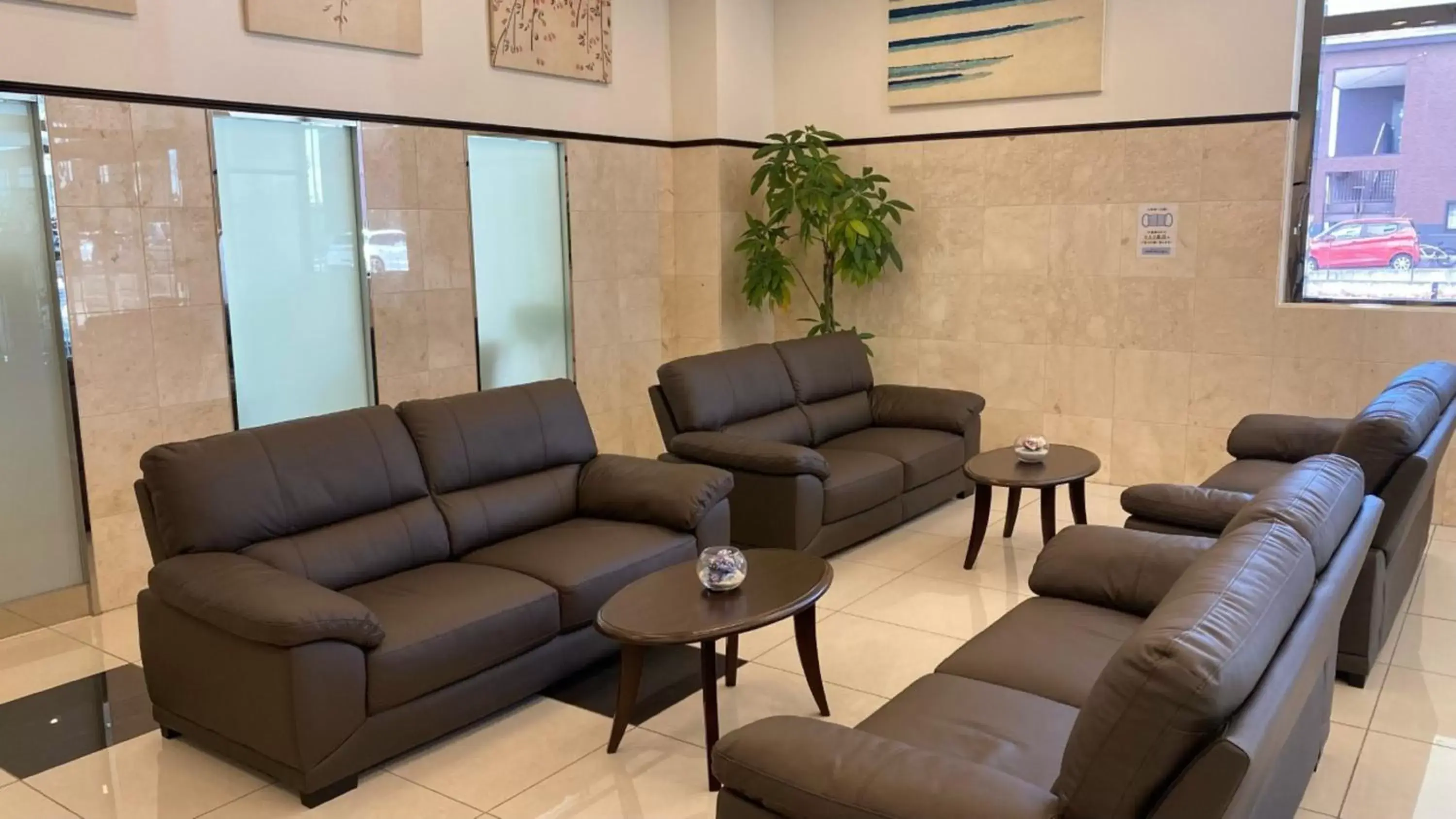 Lobby or reception, Seating Area in Toyoko Inn HOSPITAL INN Dokkyo Medical University