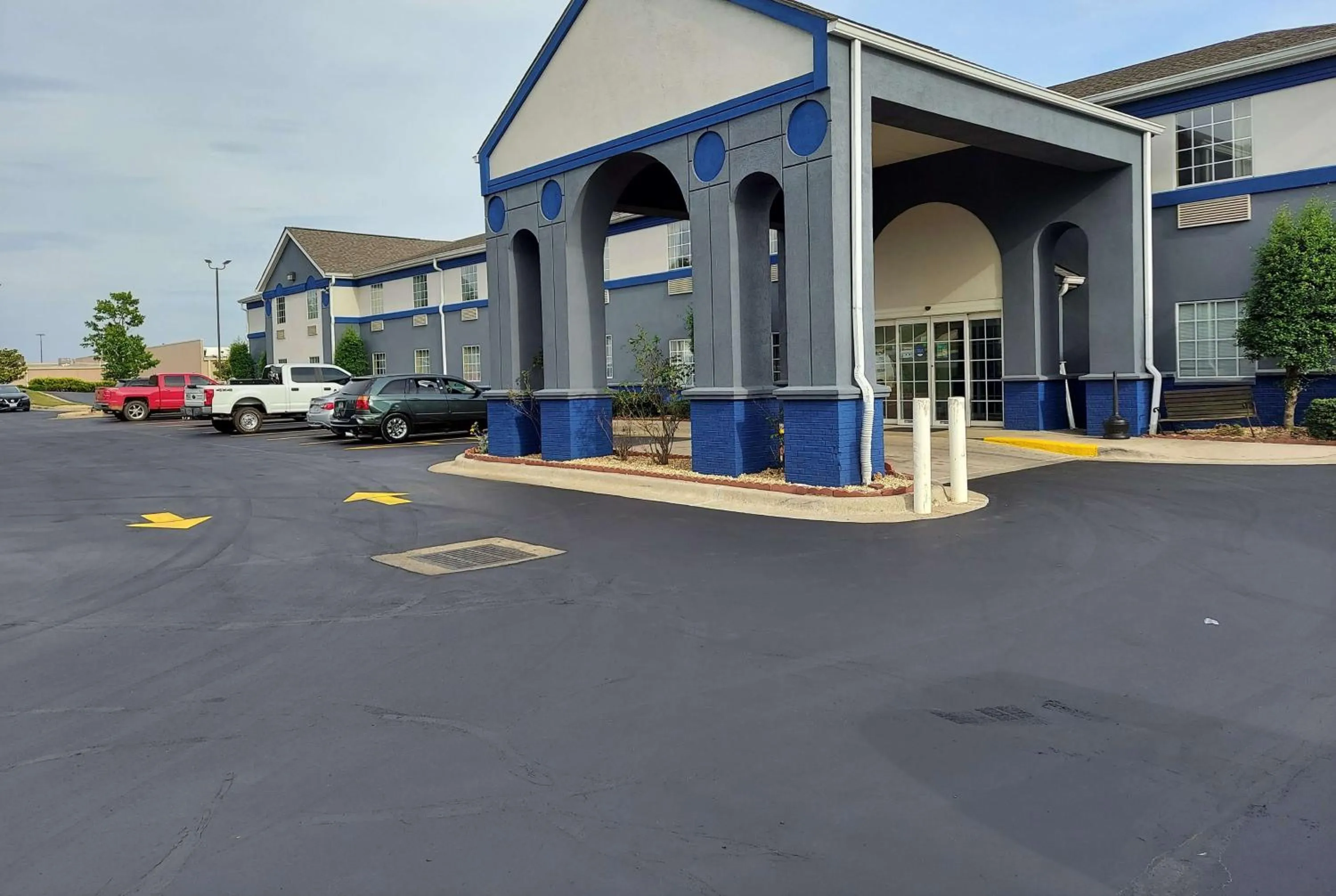 Property building in Days Inn & Suites by Wyndham Huntsville
