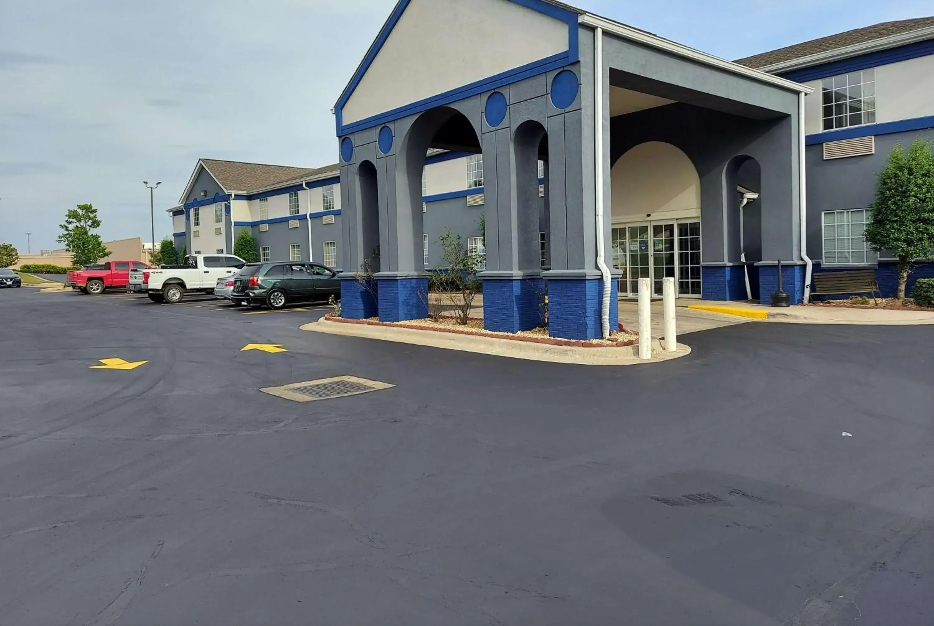 Property Building in Days Inn & Suites by Wyndham Huntsville