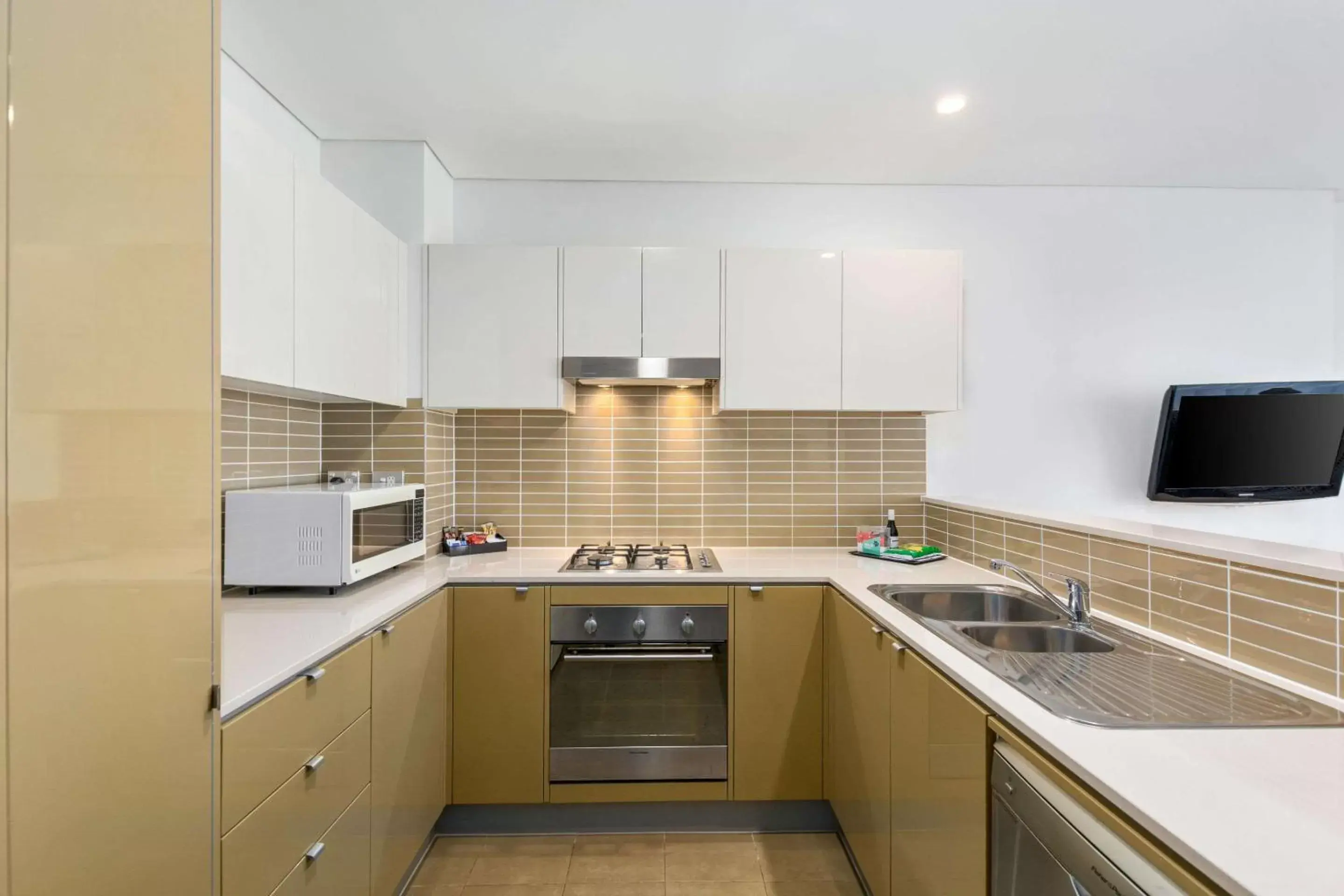 Photo of the whole room, Kitchen/Kitchenette in Quality Suites Pioneer Sands