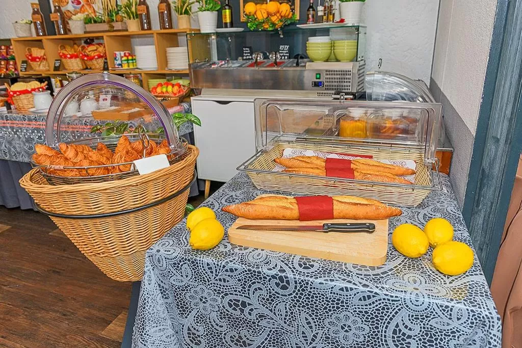 Breakfast in Hotel des Alpes Bulle center