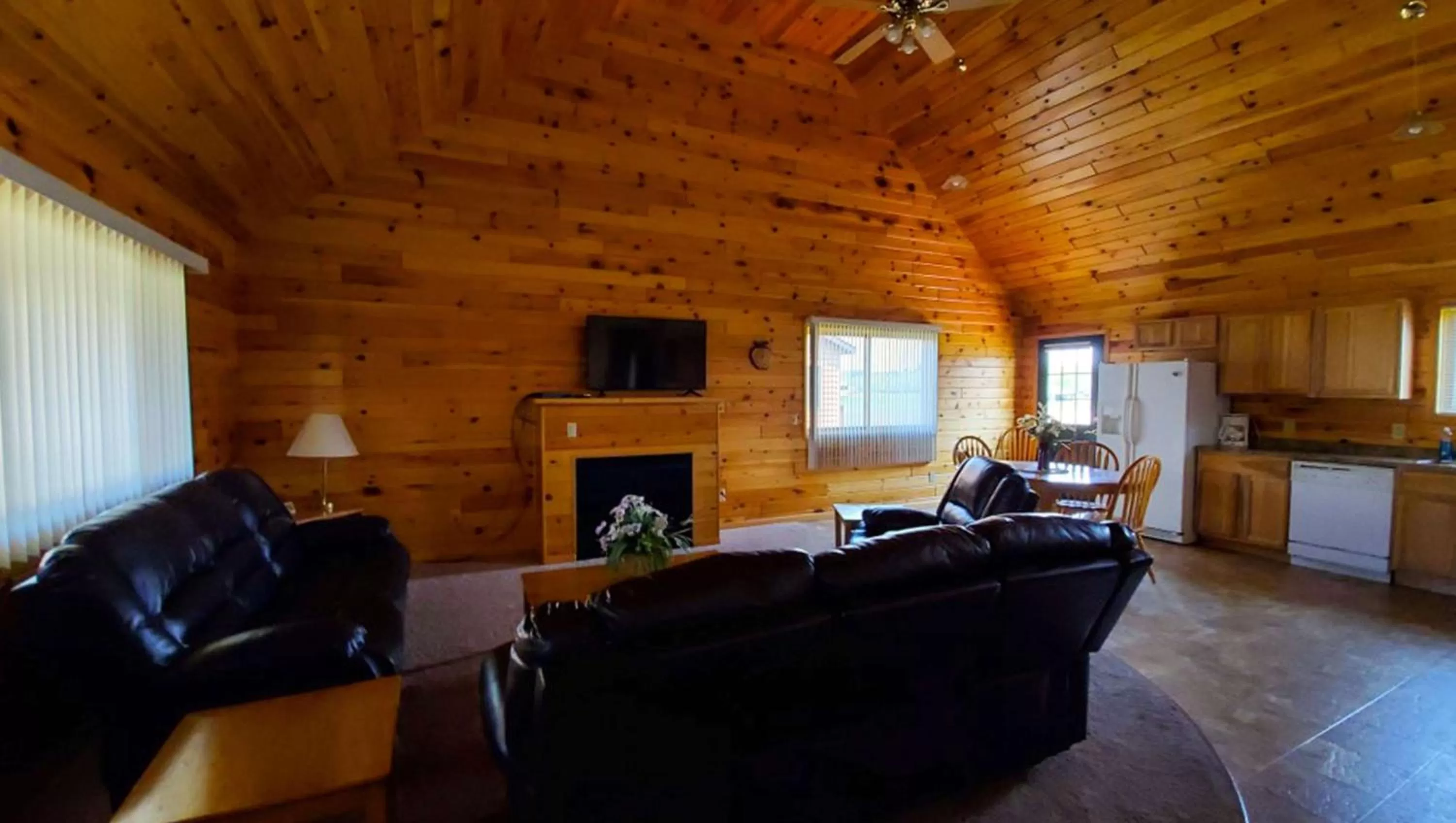 Photo of the whole room in Jasper Ridge Inn Ishpeming