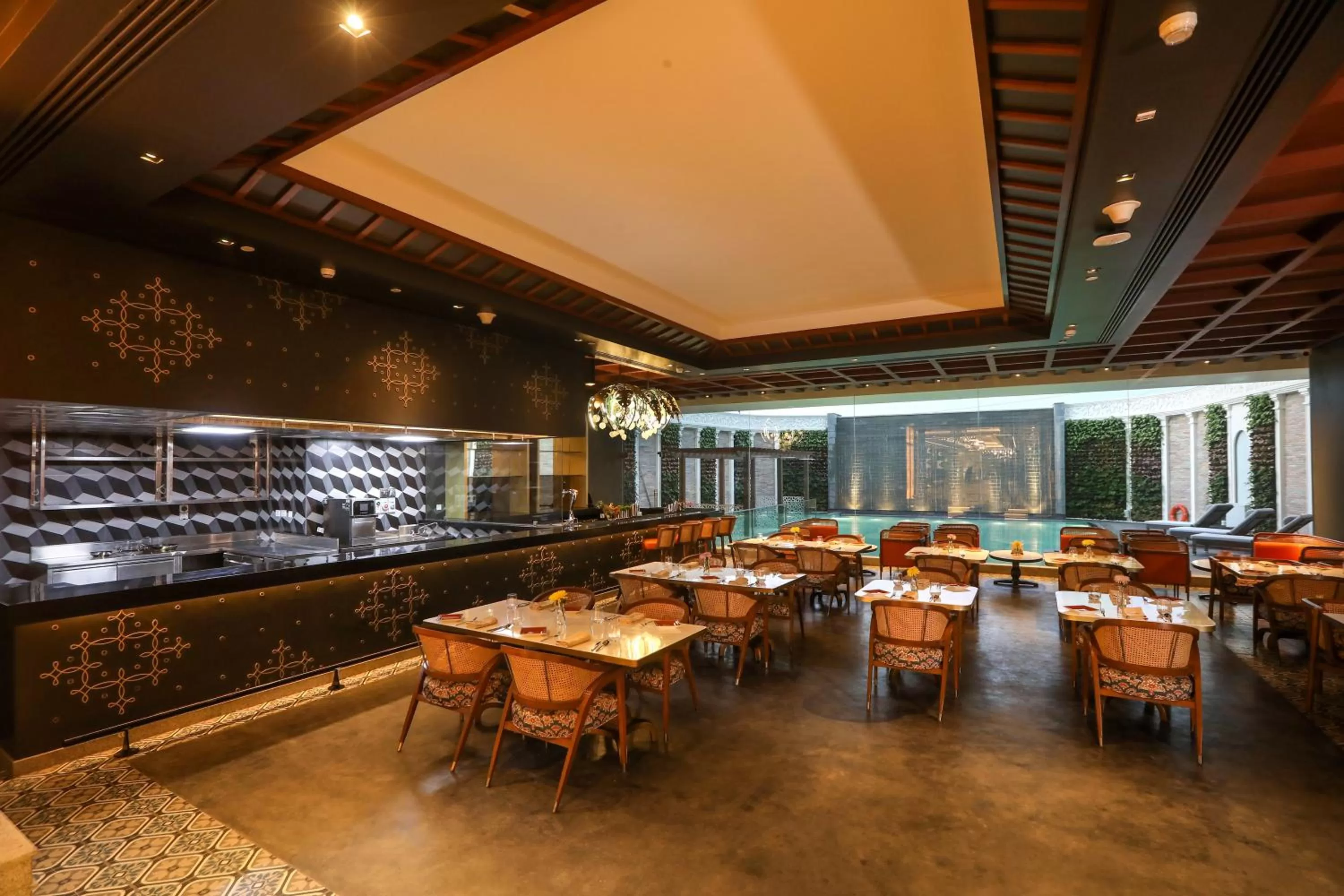 Lounge or bar in Radisson Blu Hotel & Suites GRT Chennai