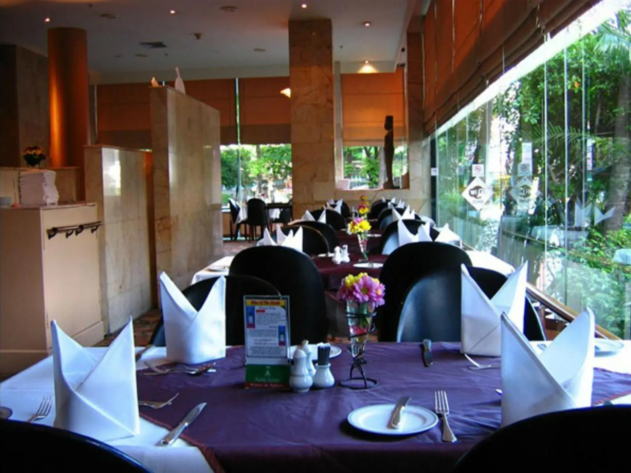 Restaurant/Places to Eat in The Four Wings Hotel Bangkok