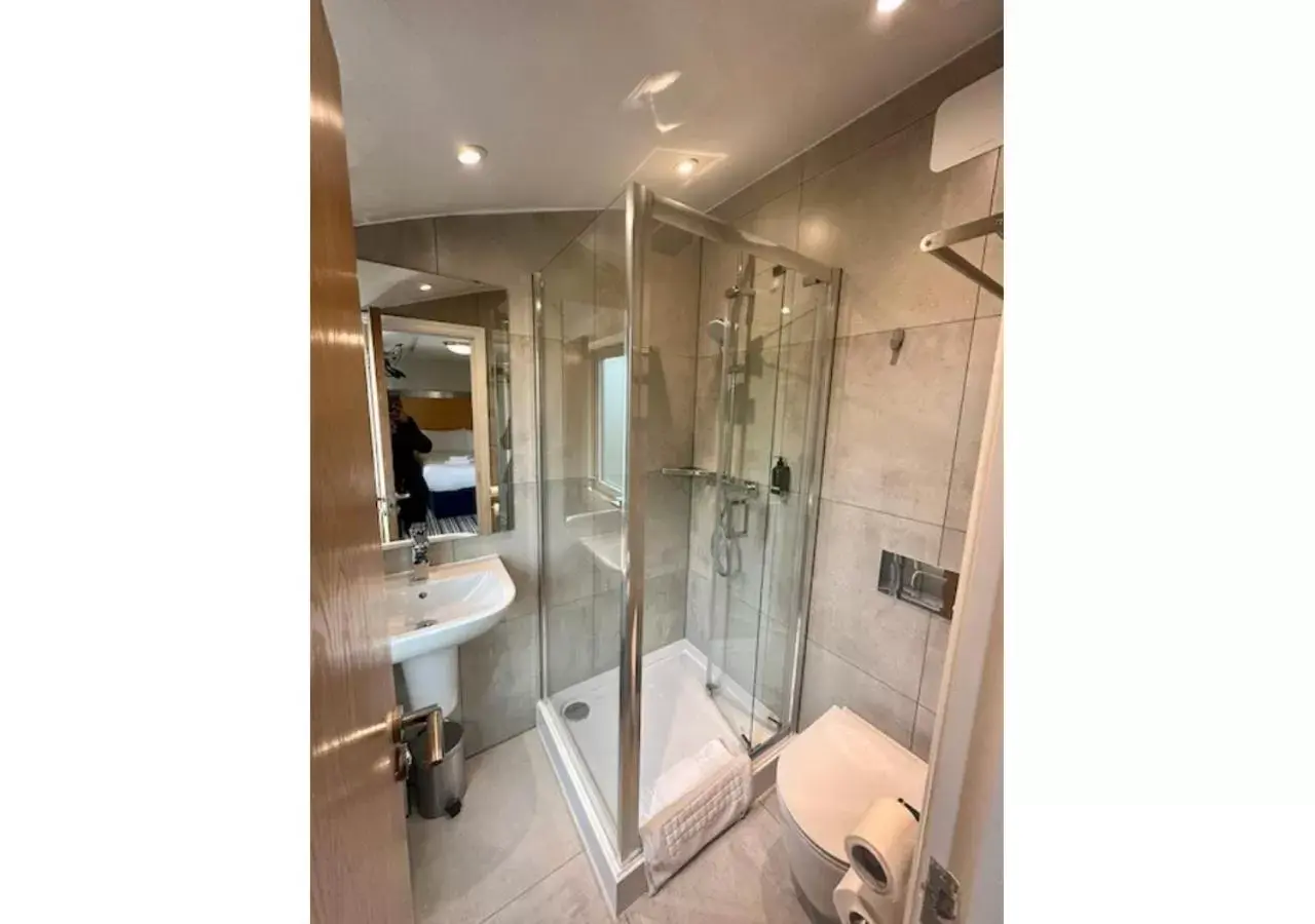 Bathroom in The Maiden Oval Hotel- FKA Belgrave Hotel