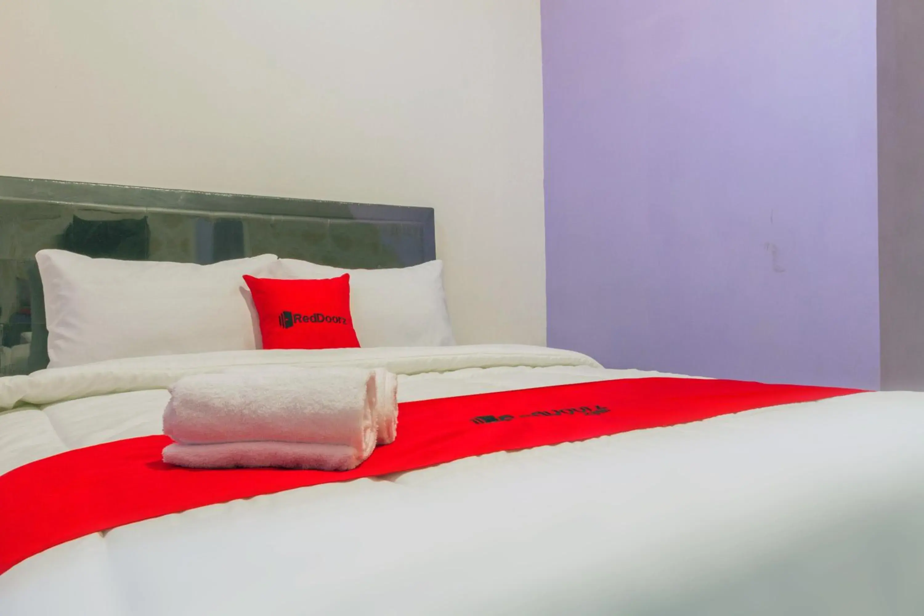Bedroom, Bed in RedDoorz Plus @ Tuparev Cirebon 2