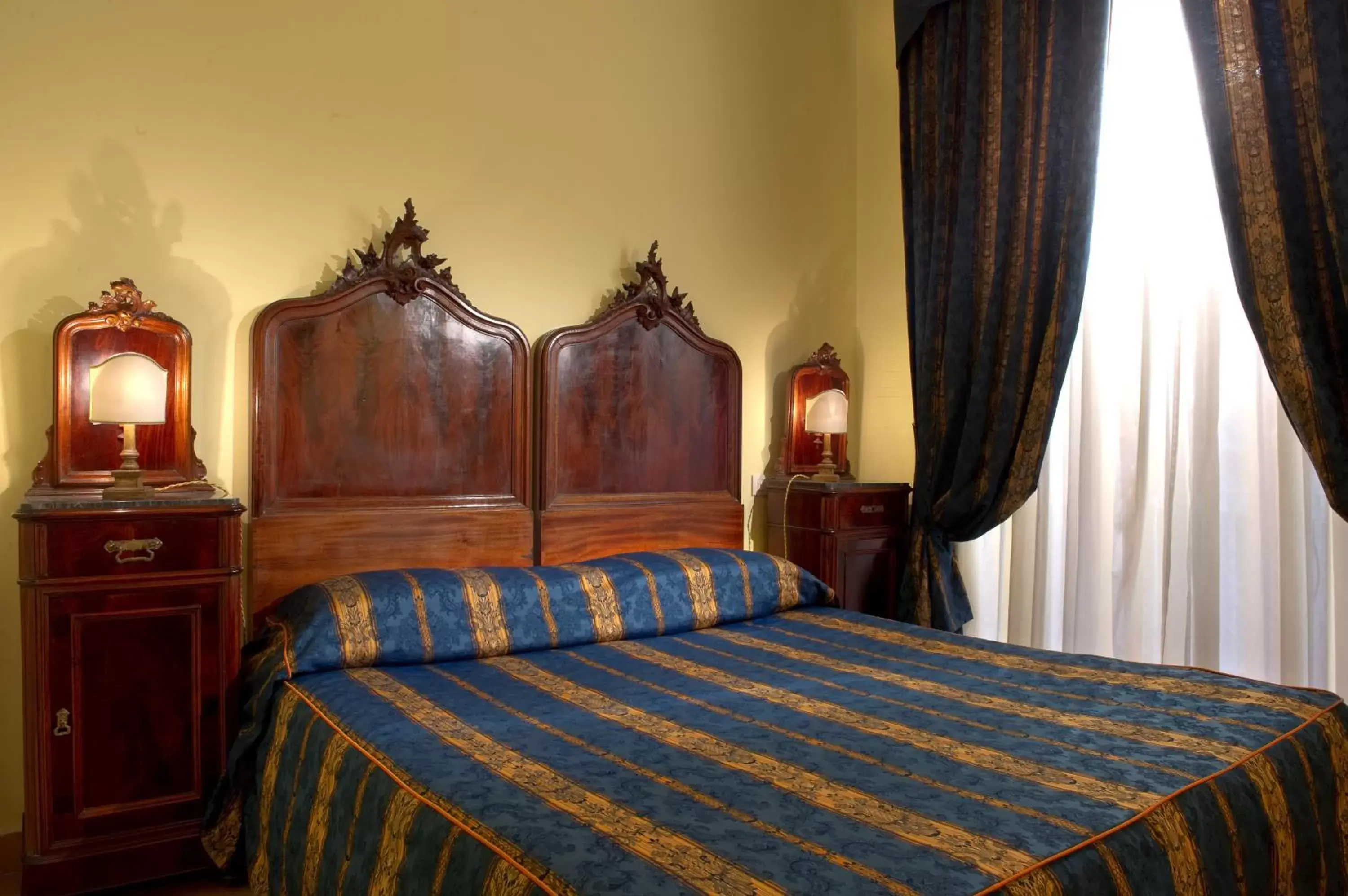Bed in Chiaja Hotel de Charme