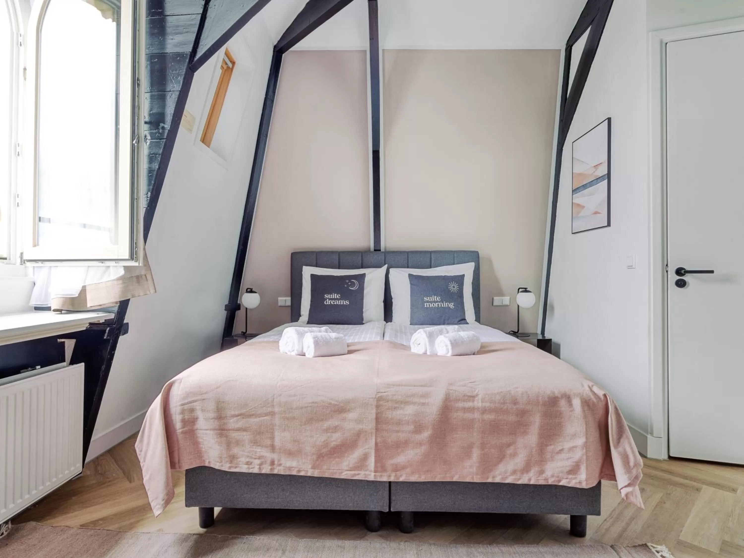 Bed in City Rooms Amsterdam Hemonystraat - Digital access