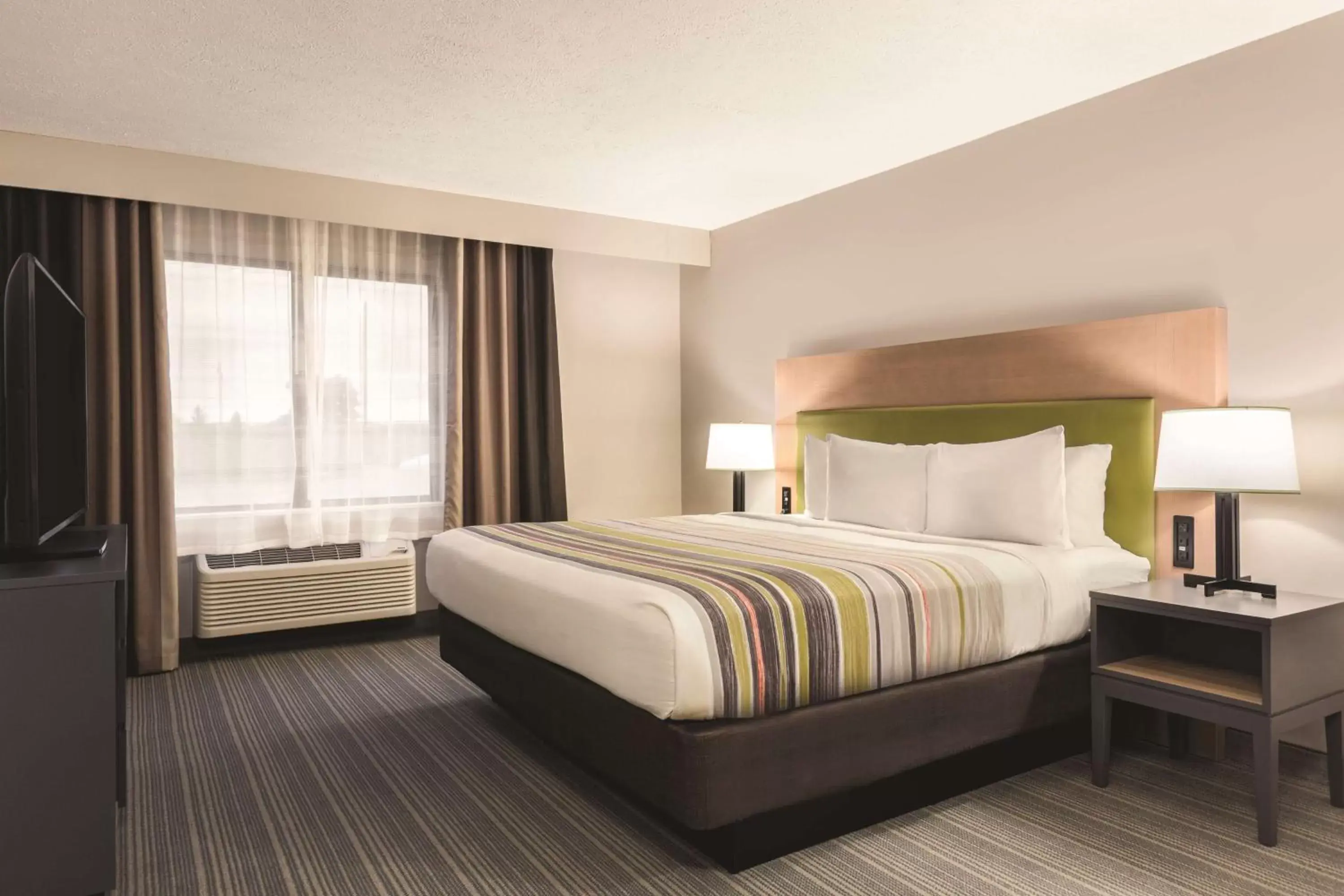 Photo of the whole room, Bed in Country Inn & Suites by Radisson, Erie, PA