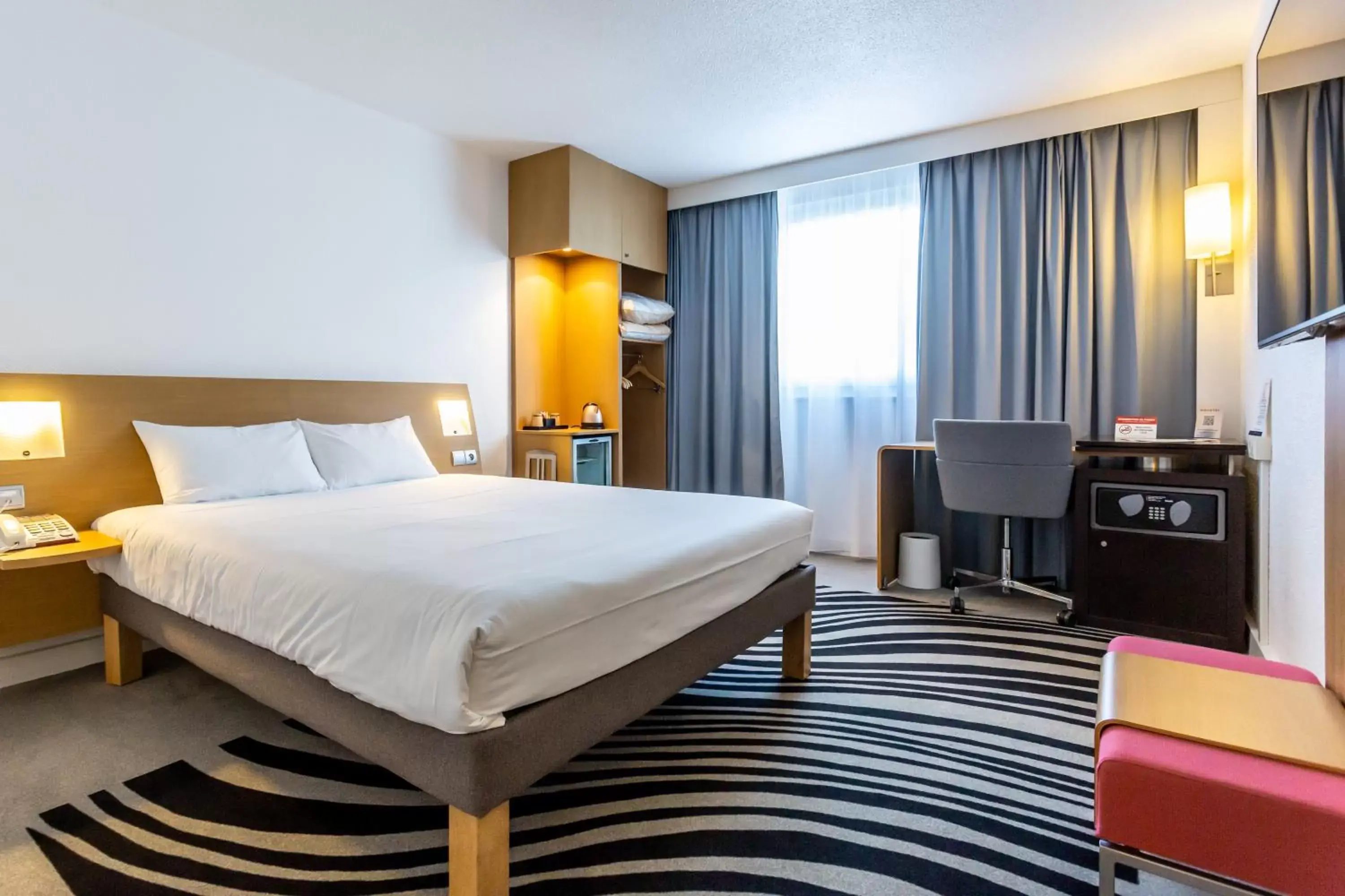 Facility for disabled guests, Bed in Novotel Bourges