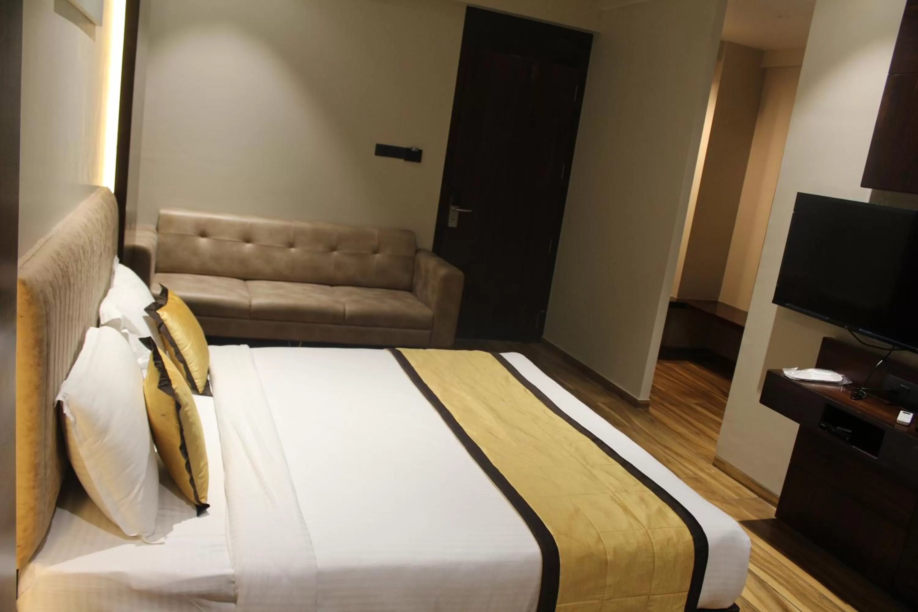 Seating area, Bed in Hotel Rudra Royals