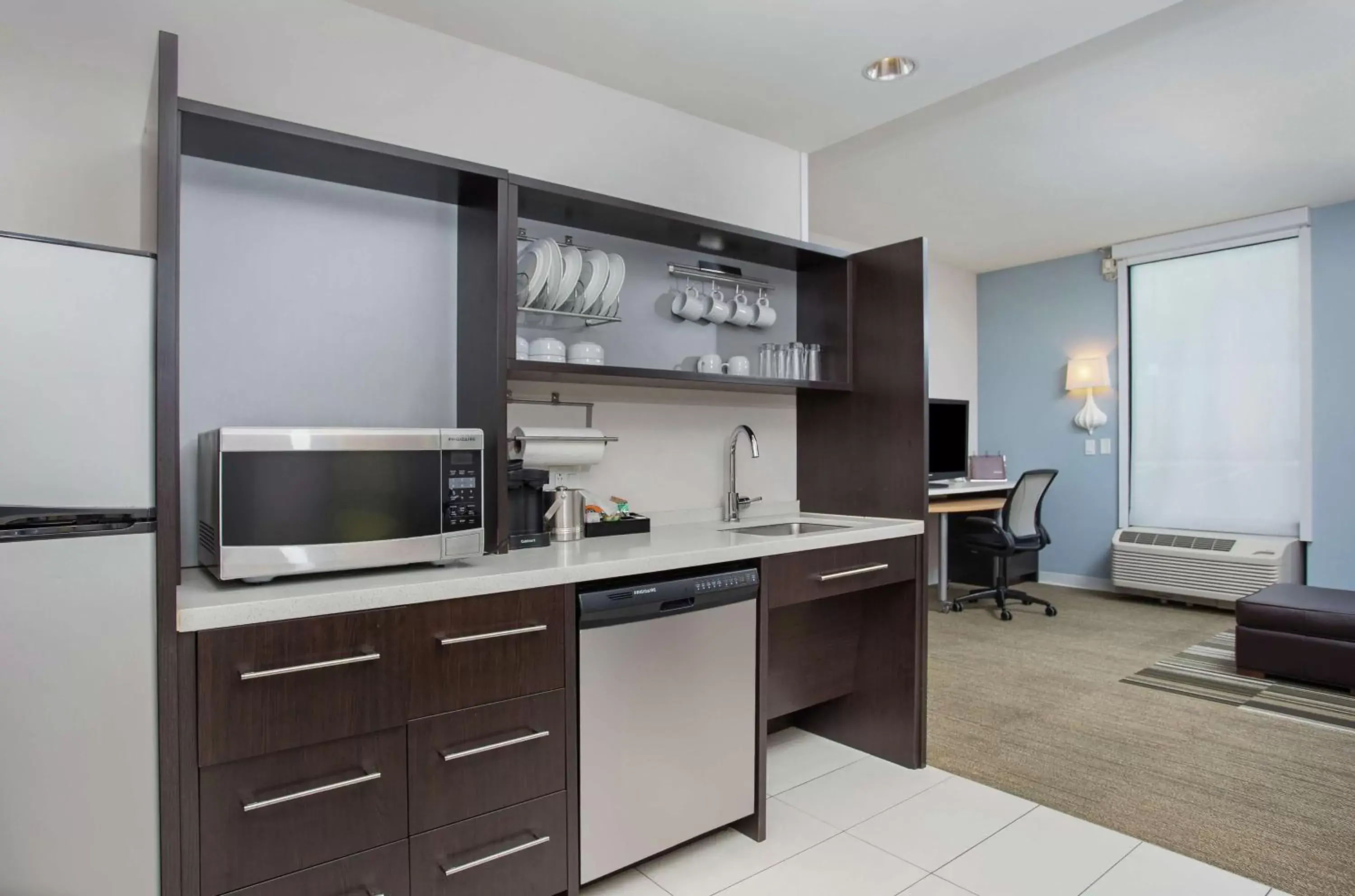 Bedroom, Kitchen/Kitchenette in Home2 Suites Nashville Airport