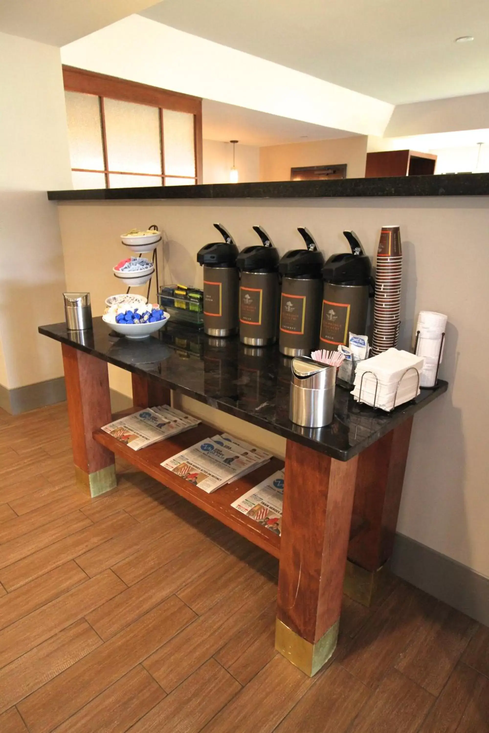 Coffee/tea facilities in Country Inn & Suites by Radisson, Sandusky South, OH