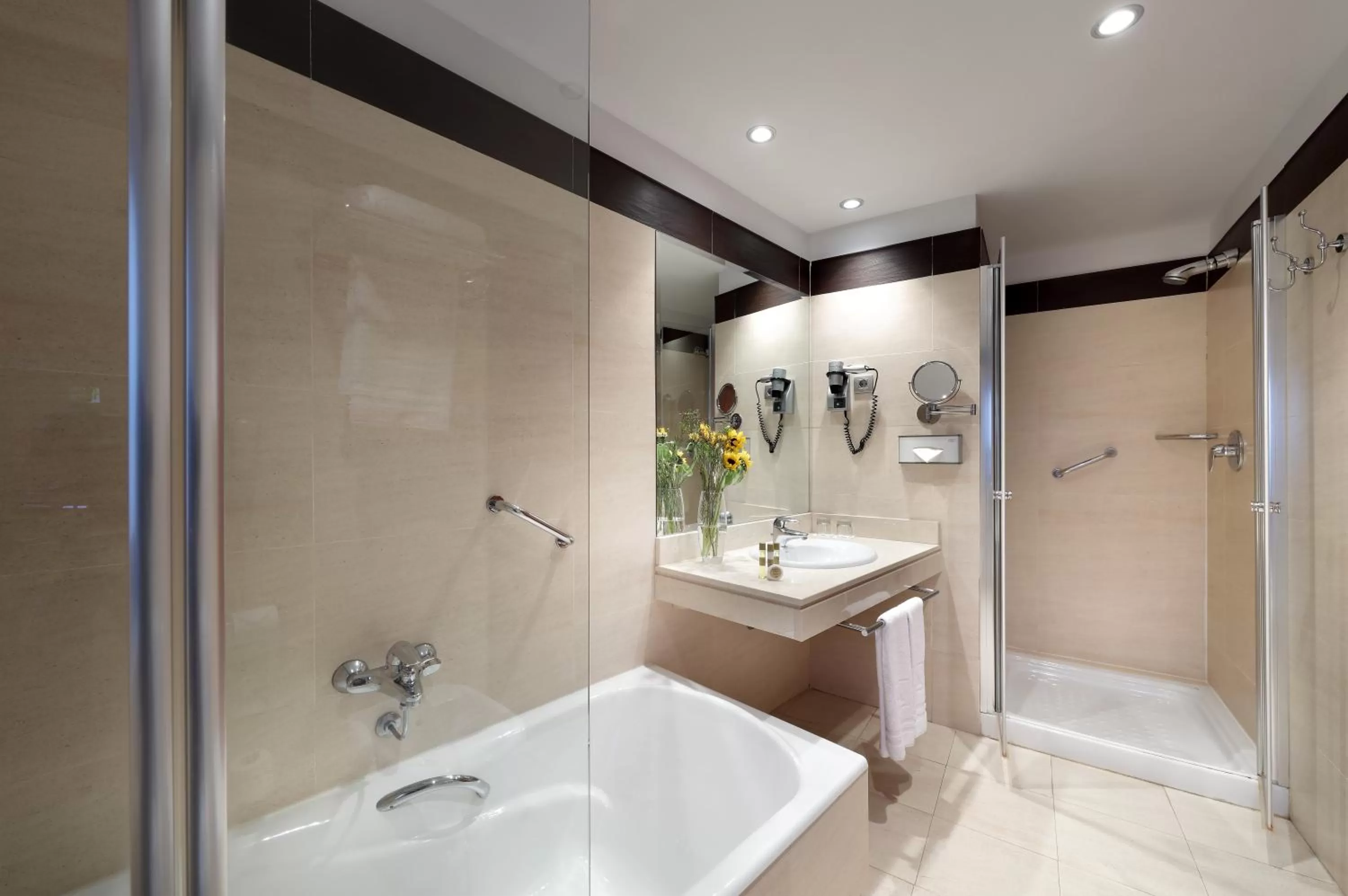 Shower in Eurostars Palacio de Santa Marta