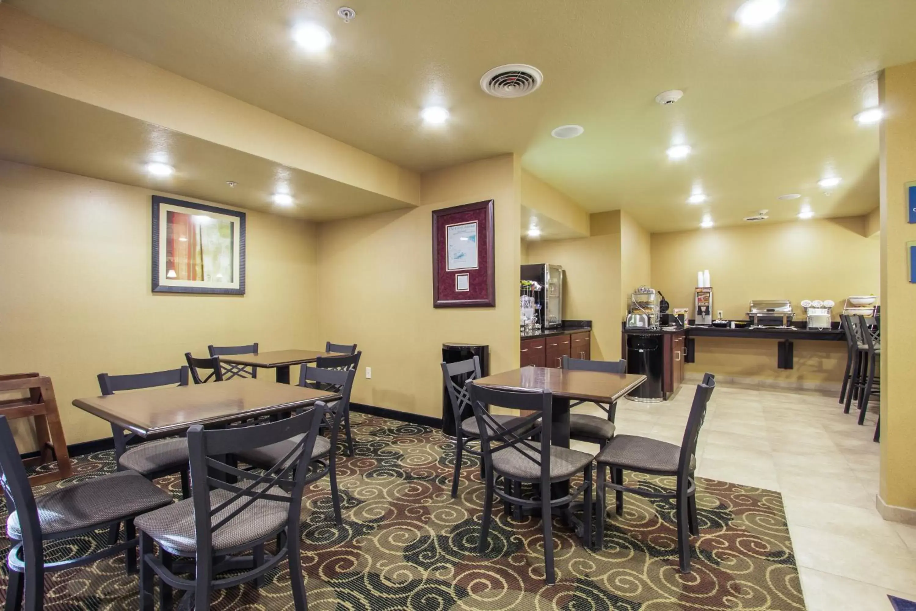 Breakfast, Restaurant/Places to Eat in Cobblestone Inn & Suites - Corry